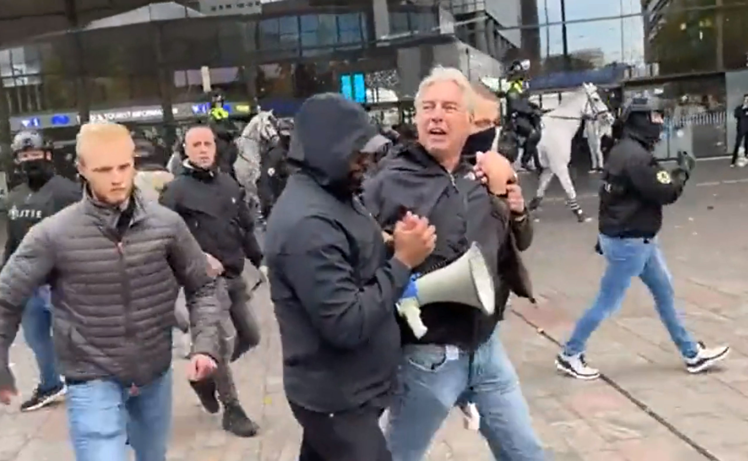 Nederland: Politiet stanset Koran-brenning, lederen arrestert&nbsp;<span>(+)</span>