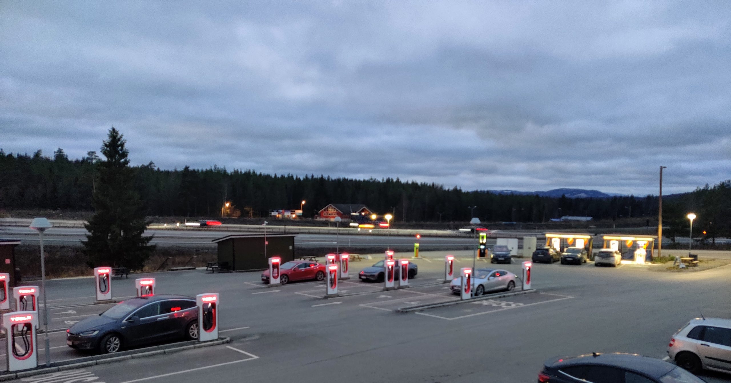 Forbrukerrådet og Elbilforeningen vil ha kun kortbetaling på ladestasjoner&nbsp;<span>(+)</span>