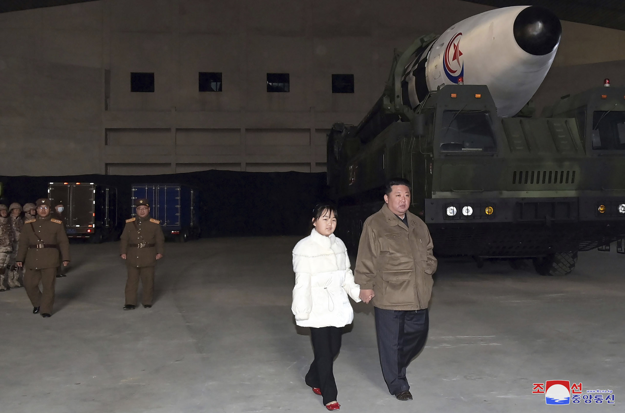 Kim viser fram datter og truer med atomvåpen&nbsp;<span>(+)</span>