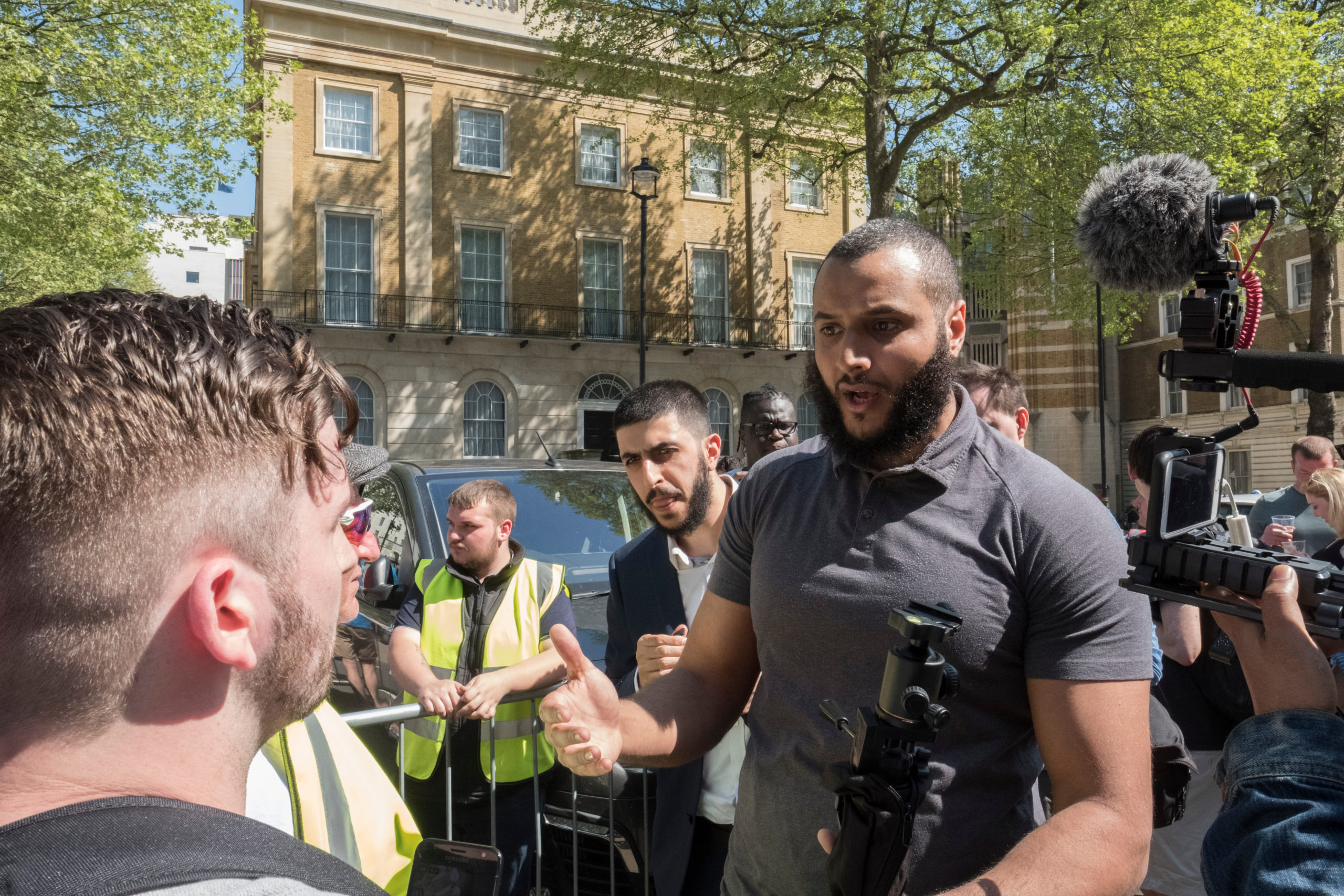 Islam Net-talsmann har truet med å drepe jøder og oppfordret til angrep mot hinduer&nbsp;<span>(+)</span>