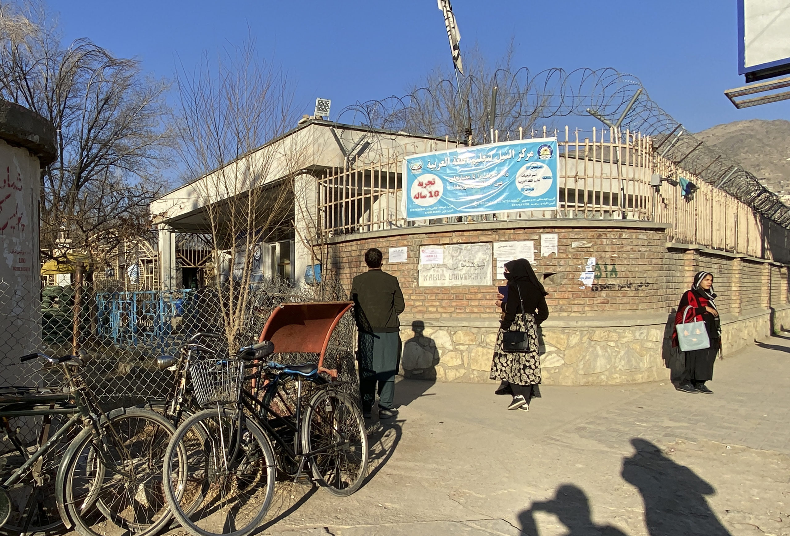 Væpnede vakter stanset afghanske kvinner utenfor universiteter&nbsp;<span>(+)</span>