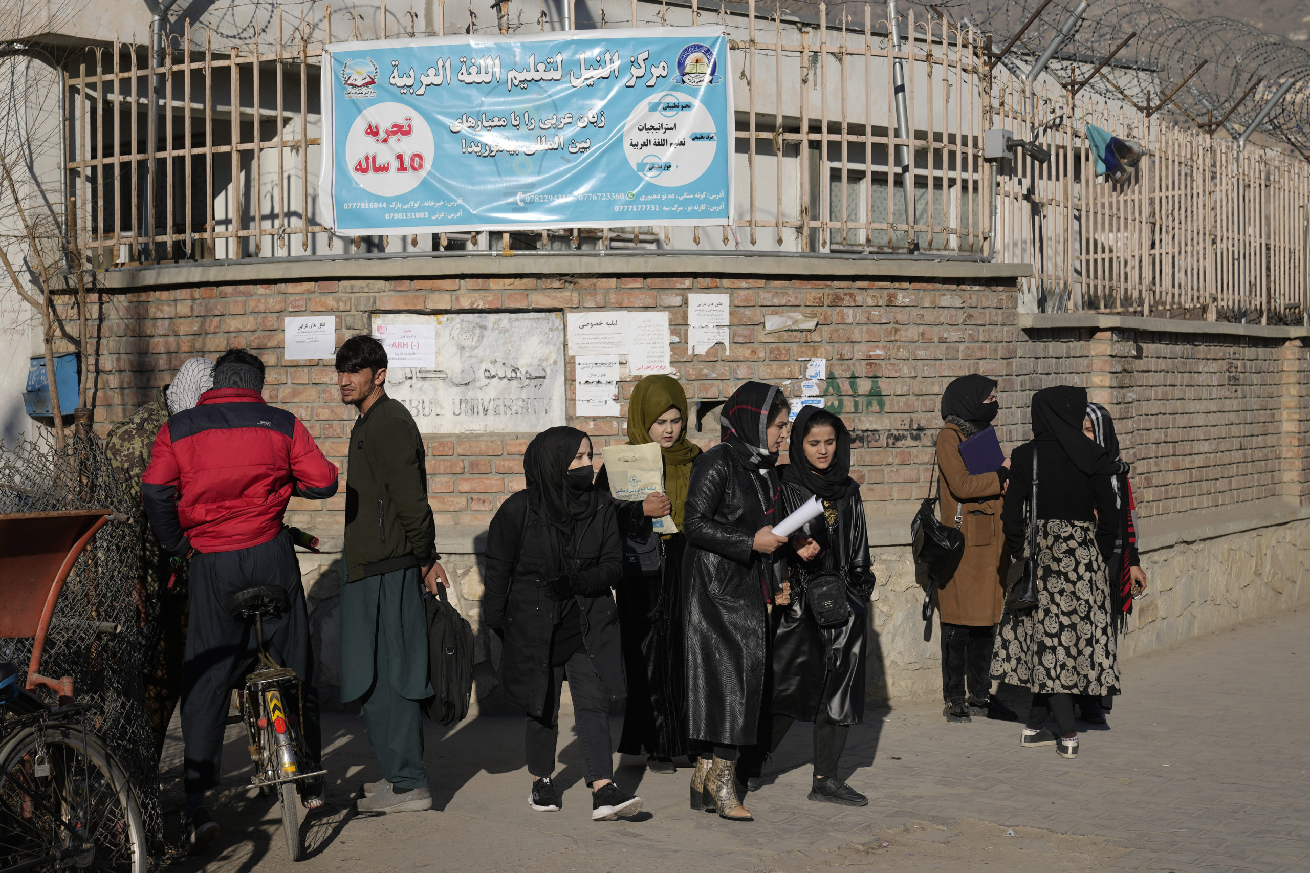 Taliban-minister for&shy;svarer for&shy;bud mot universitets&shy;utdanning for kvinner i Afghanistan&nbsp;<span>(+)</span>