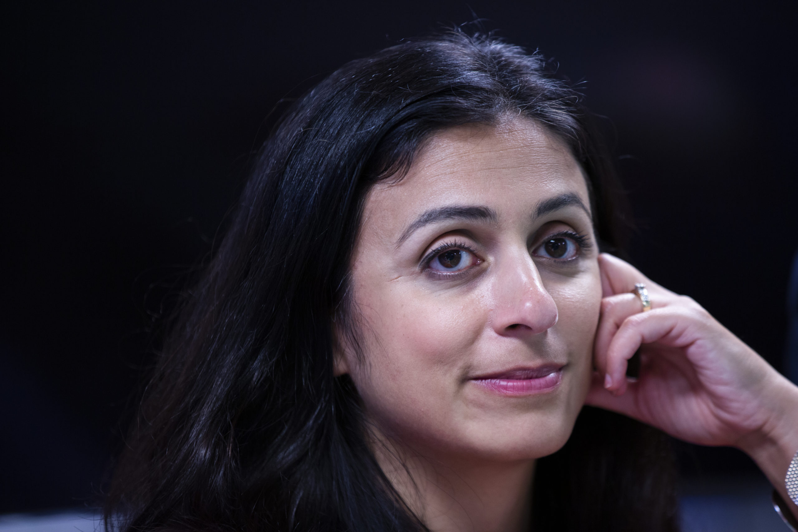 Hadia Tajik ber til Allah før en debatt eller et arrangement&nbsp;<span>(+)</span>