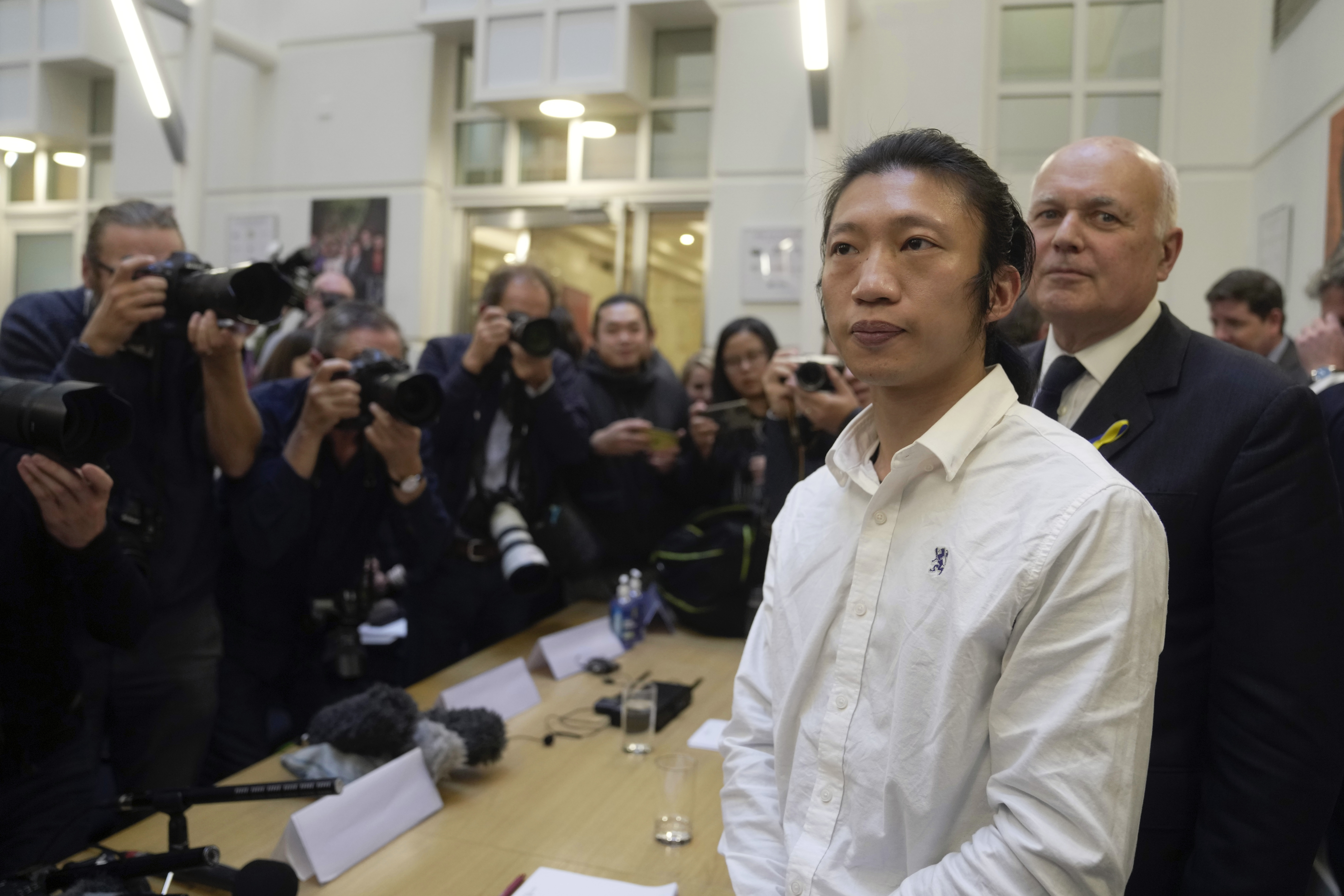 Kina henter hjem diplomater fra Manchester etter at demonstrant ble banket opp&nbsp;<span>(+)</span>