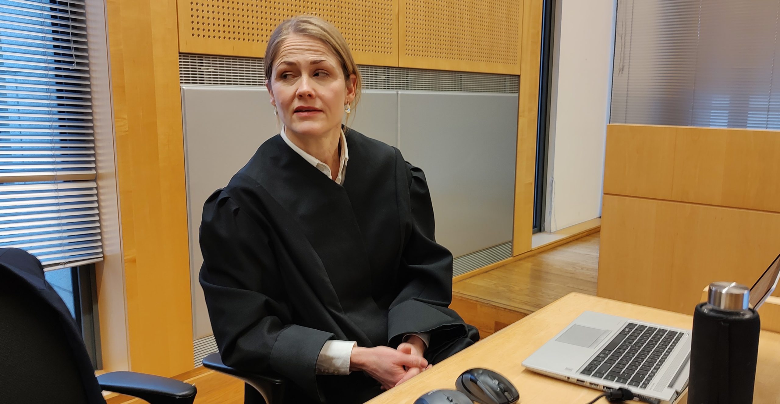 – Far satte seg for å spise middag mens mor lå knivstukket og døende på barnas rom&nbsp;<span>(+)</span>
