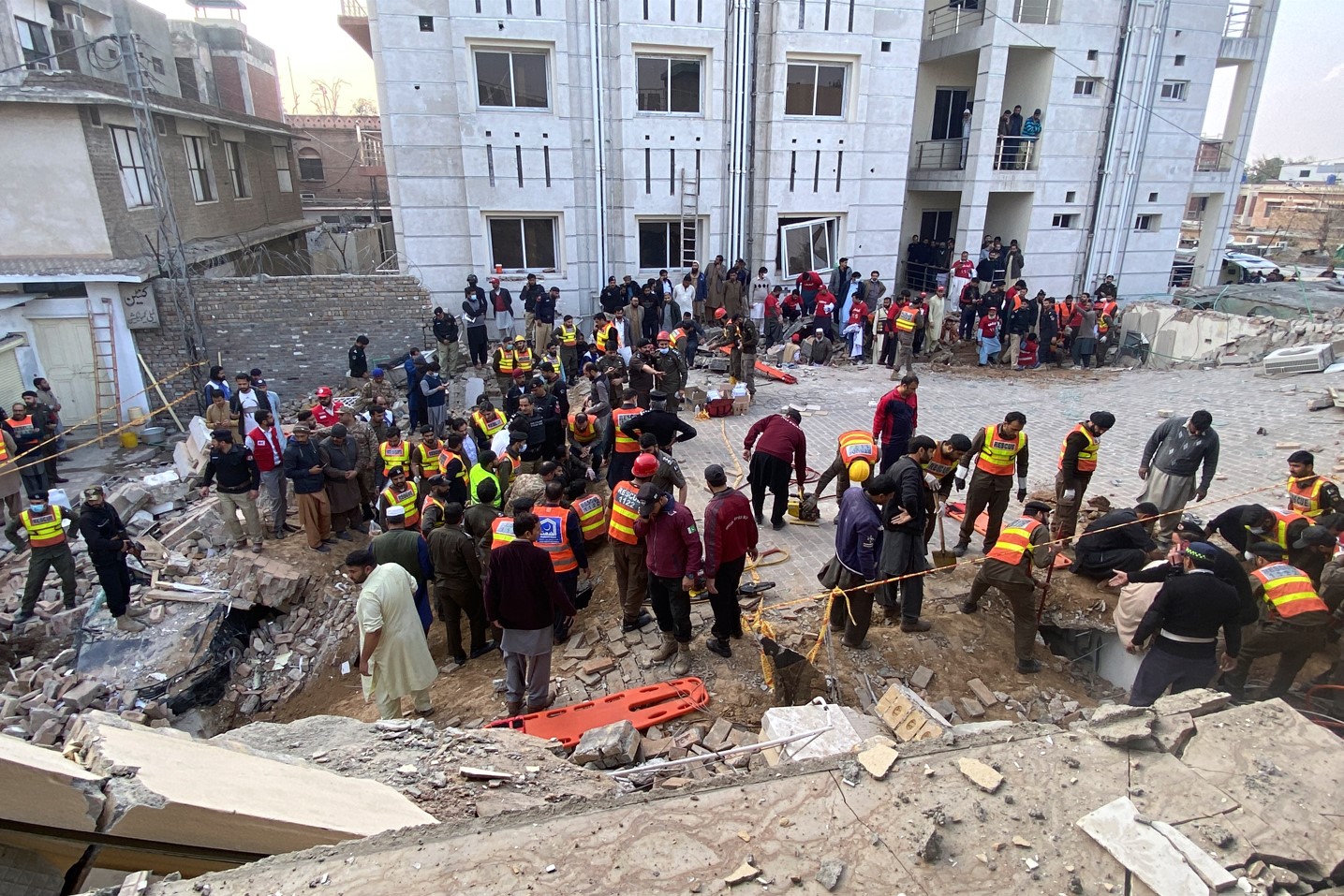 Nærmere 90 bekreftet drept i selvmords&shy;angrepet i Peshawar&nbsp;<span>(+)</span>