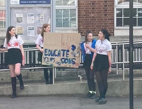 Skolejenter protesterer når voldtekts&shy;anklagede afghanere får komme tilbake&nbsp;<span>(+)</span>