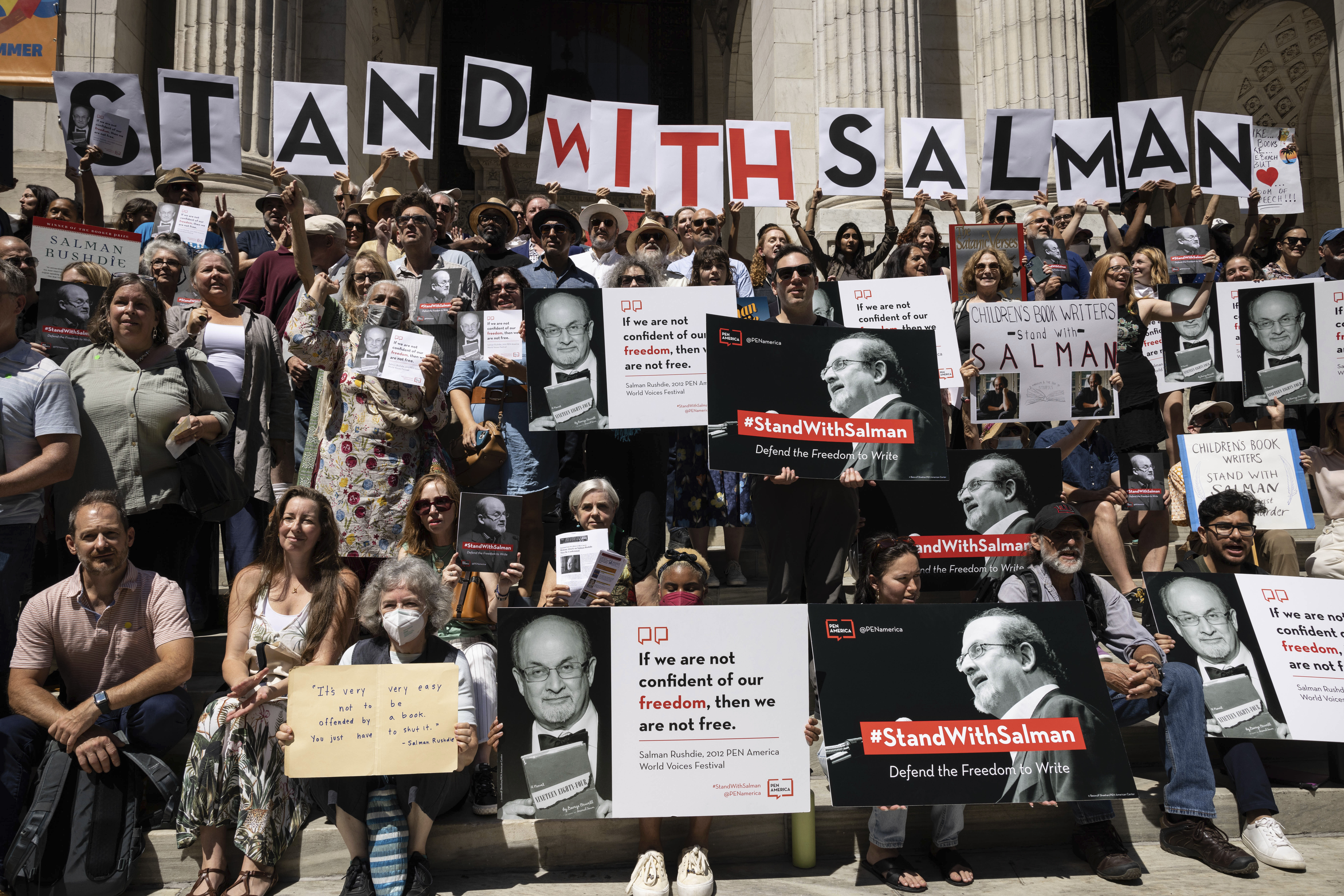 Salman Rushdie sliter etter knivangrepet i fjor&nbsp;<span>(+)</span>
