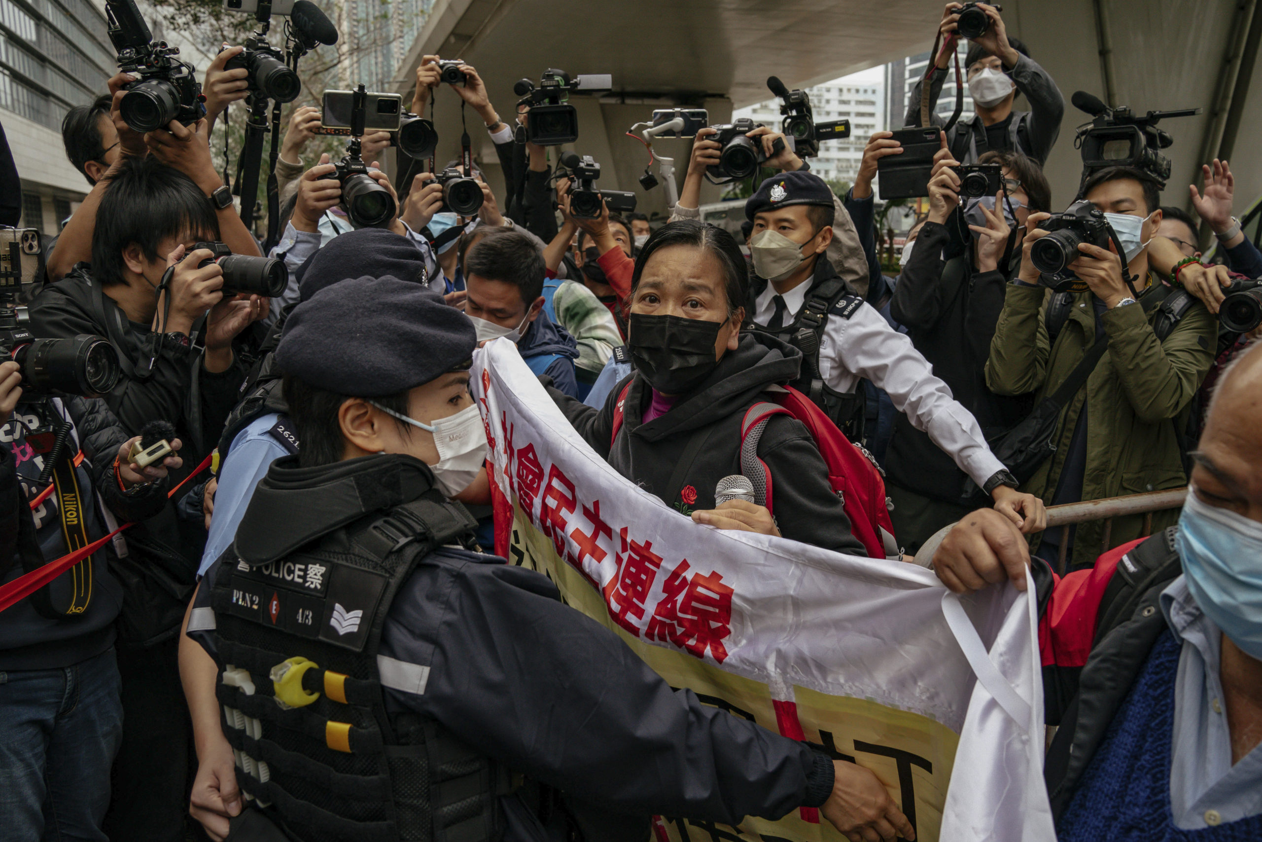 Hongkongs hittil største rettssak mot demokrati&shy;aktivister er i gang&nbsp;<span>(+)</span>