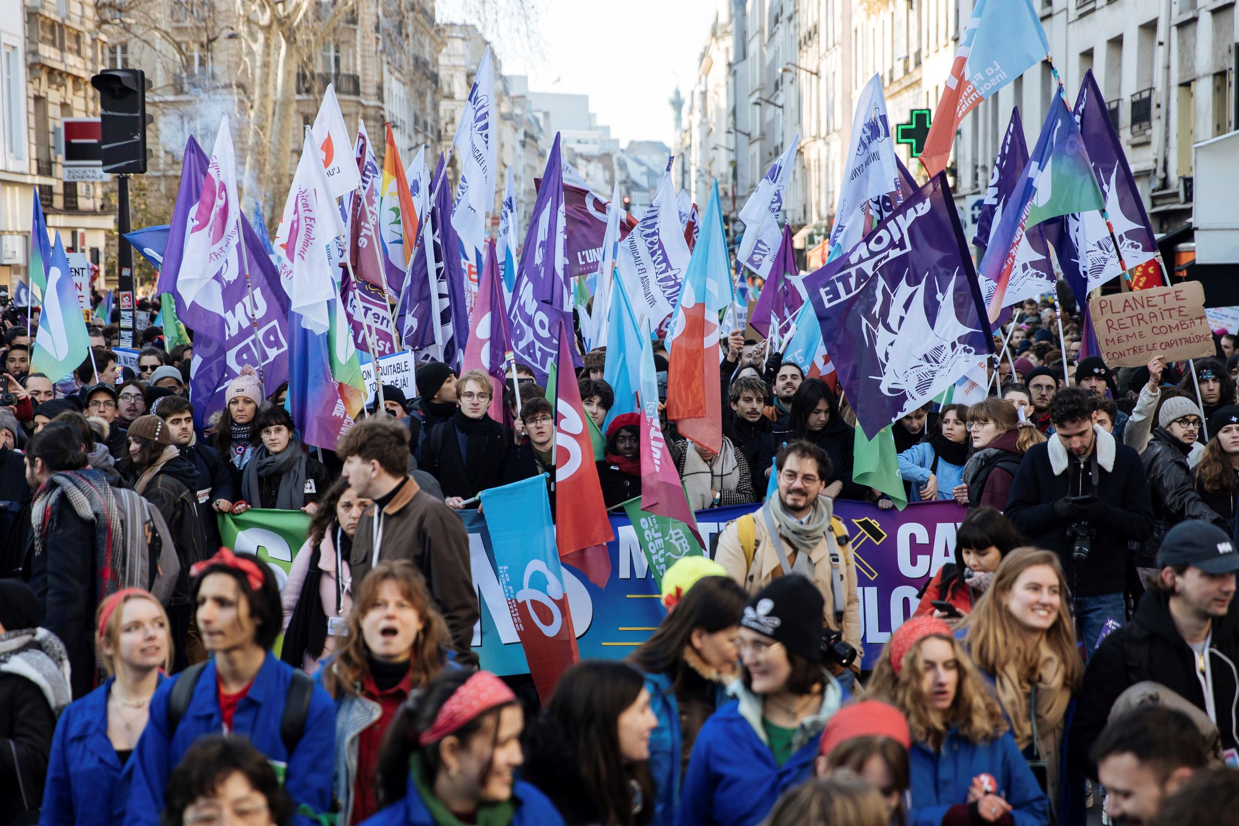 Massive protester mot Macrons pensjons&shy;reform: Hundre&shy;tusener i gatene&nbsp;<span>(+)</span>