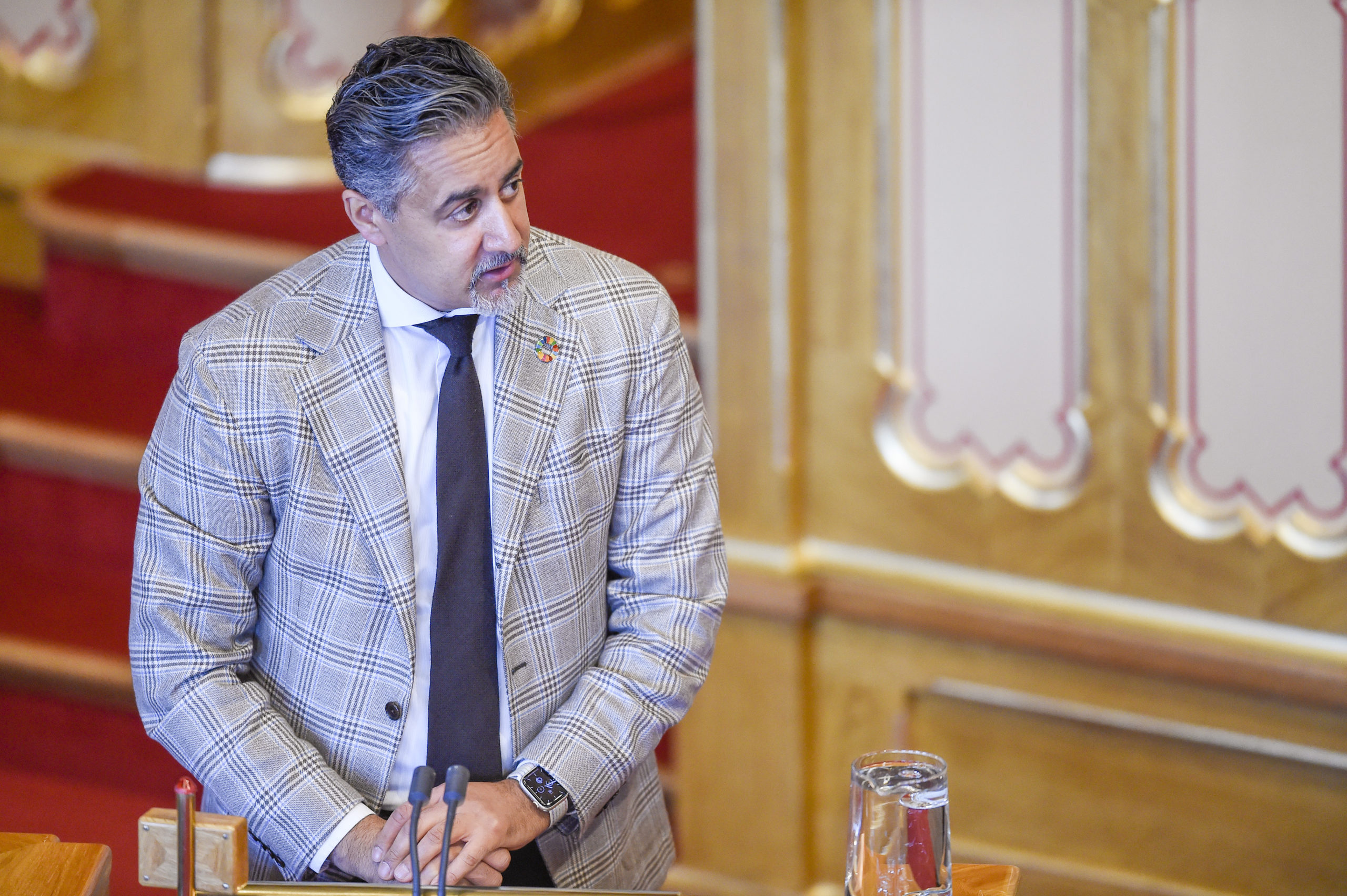 Abid Raja anklager Høyre-ledelsen for å være «blendahvite»&nbsp;<span>(+)</span>