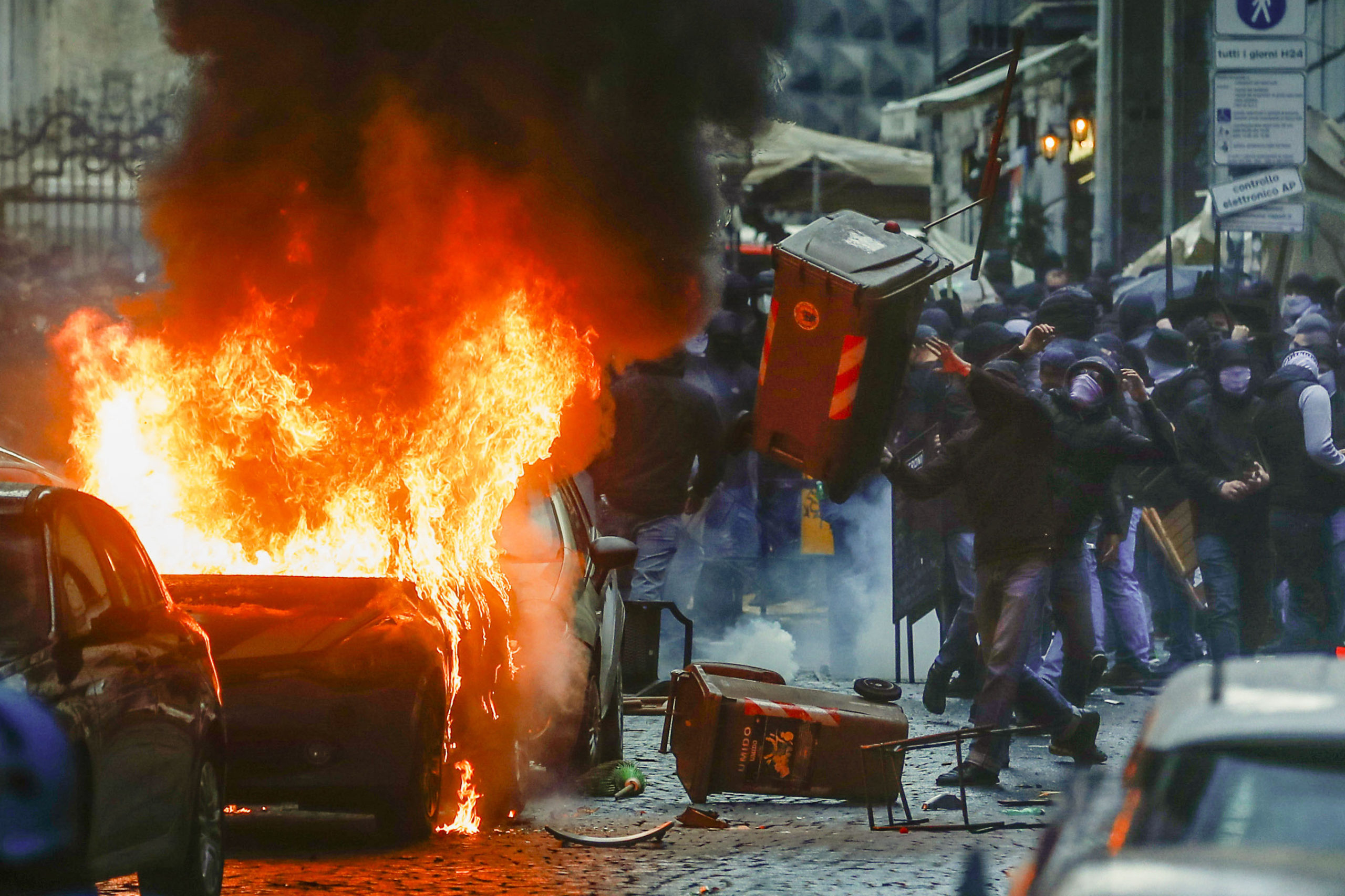 Voldsomme supporter&shy;opptøyer i Napoli før mester&shy;liga&shy;kamp mot Eintracht Frankfurt&nbsp;<span>(+)</span>