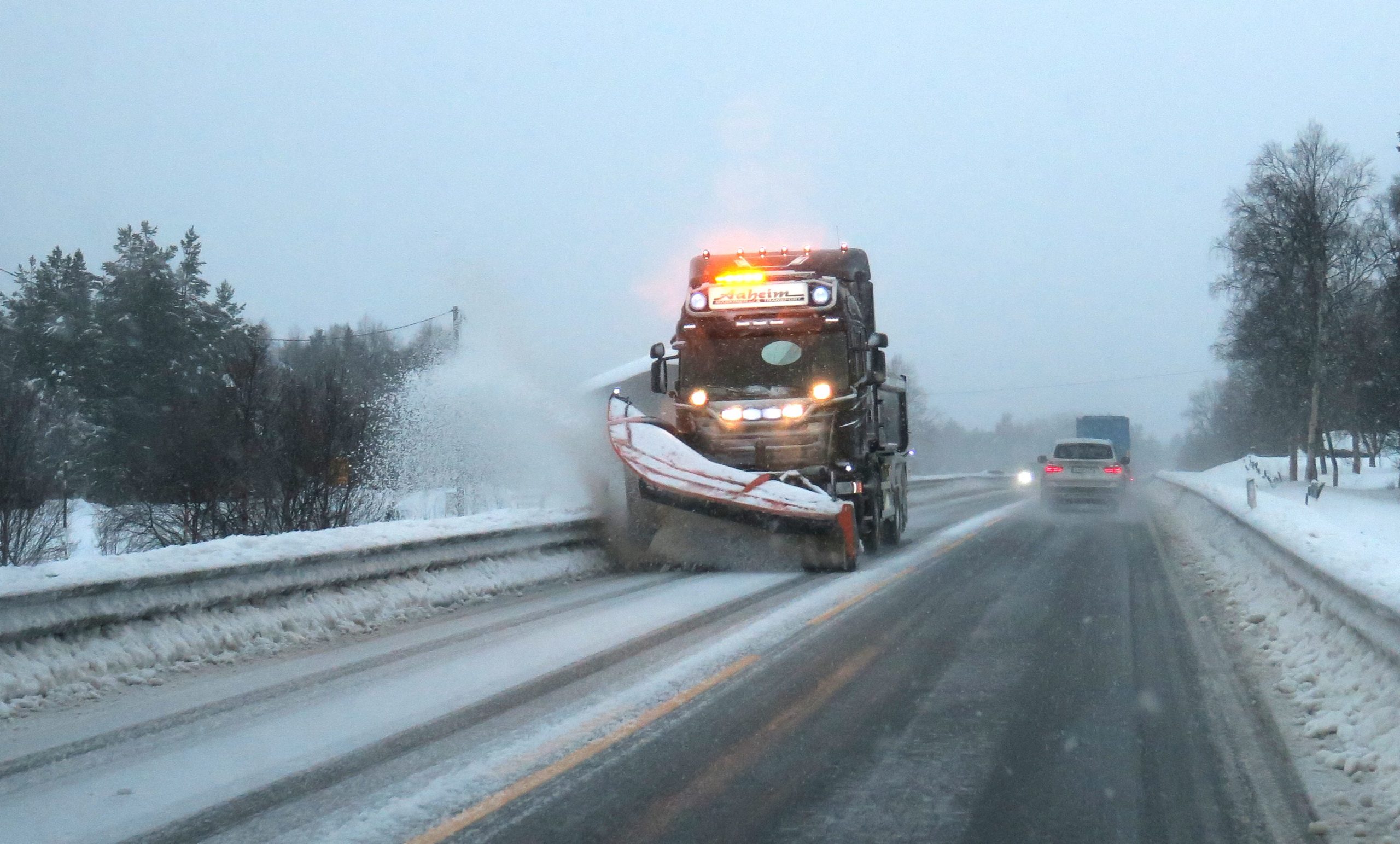 Uvær preger fjelloverganger og lavlandet i Sør-Norge – folk bes om å la bilen stå&nbsp;<span>(+)</span>