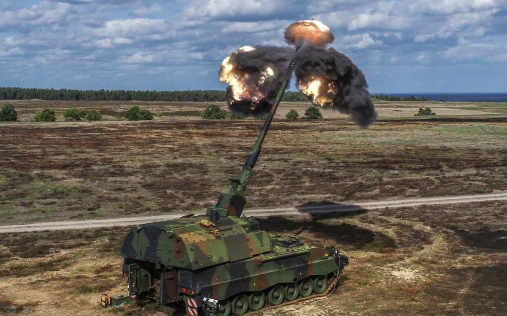 Vesten klarer ikke å produsere nok ammunisjon til Ukraina. Bildet viser en 155 mm granat som blir skutt ut. Foto: Nammo