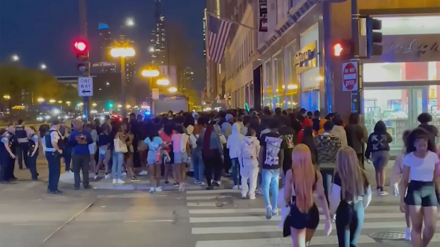 Hundrevis av unge raserer sentrum av Chicago&nbsp;<span>(+)</span>