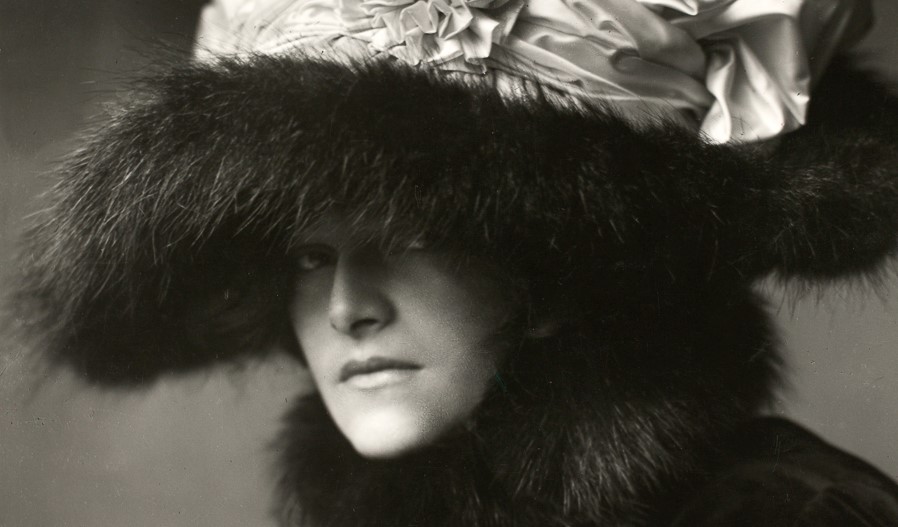Helene Jamrich med en overdådig hatt (1910).&nbsp;<span>(+)</span>