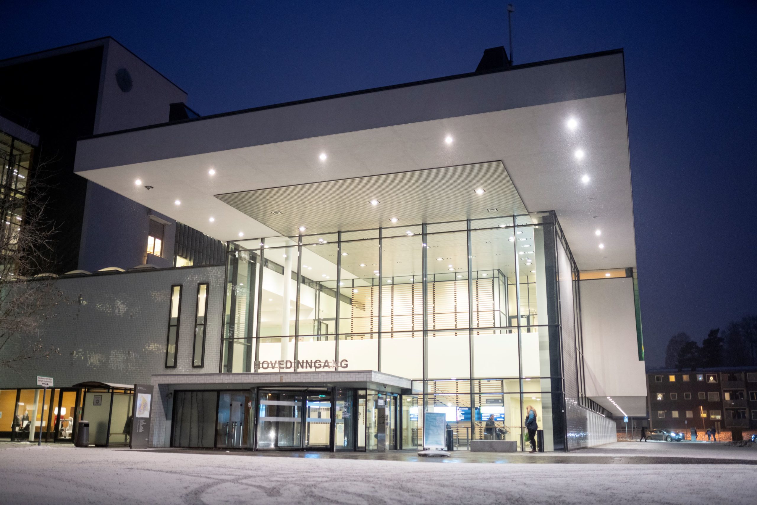 Kvinne med machete truet vektere på sykehus&nbsp;<span>(+)</span>