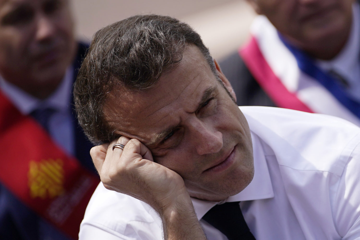 Macron advarer mot Le Pen og beklager pensjonskampanje&nbsp;<span>(+)</span>