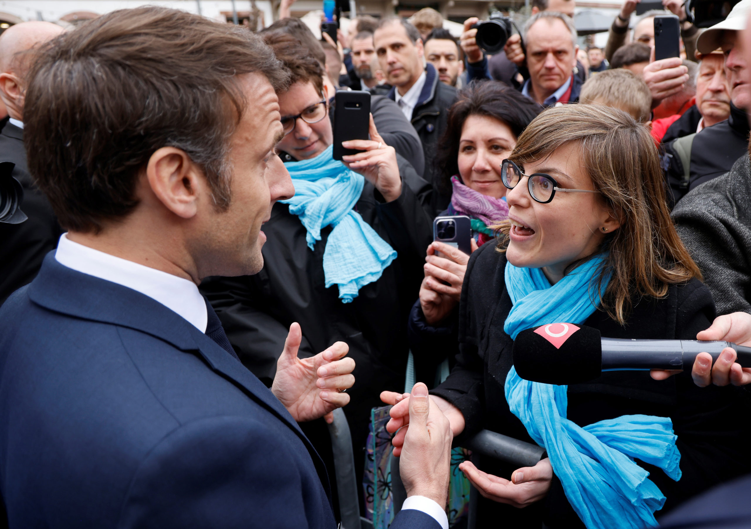 Tre demonstranter risikerer fengsel for å ha vist fingeren til Macron&nbsp;<span>(+)</span>