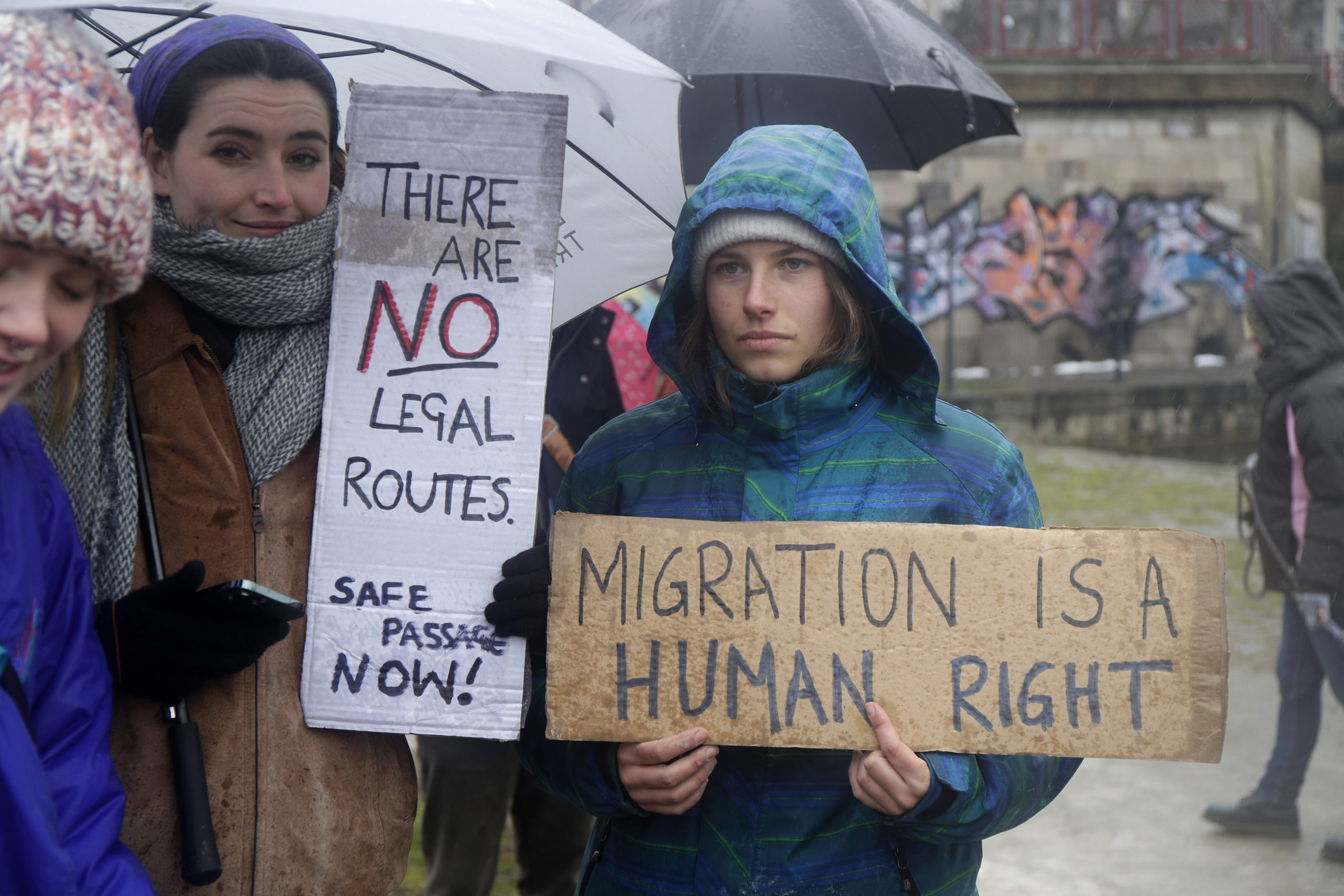 UK: Sterke protester mot brakkebygg og lektere for migranter&nbsp;<span>(+)</span>