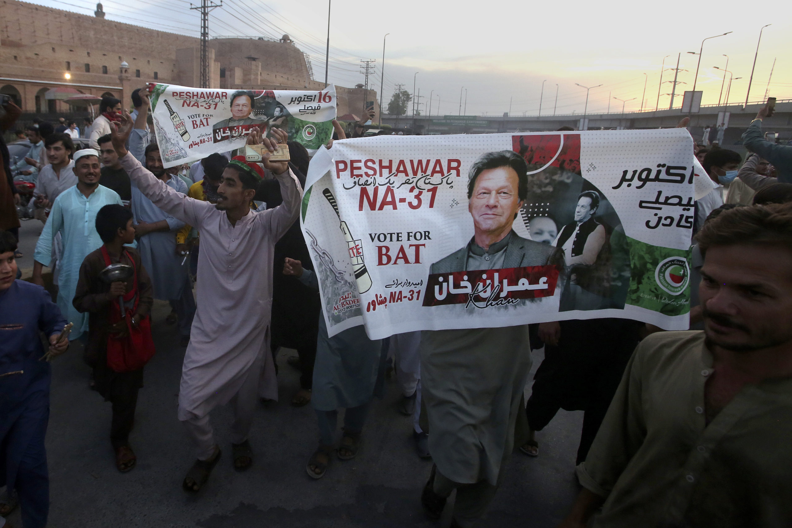 Pakistan: Imran Khan løslatt, men sosiale medier er fortsatt blokkert&nbsp;<span>(+)</span>