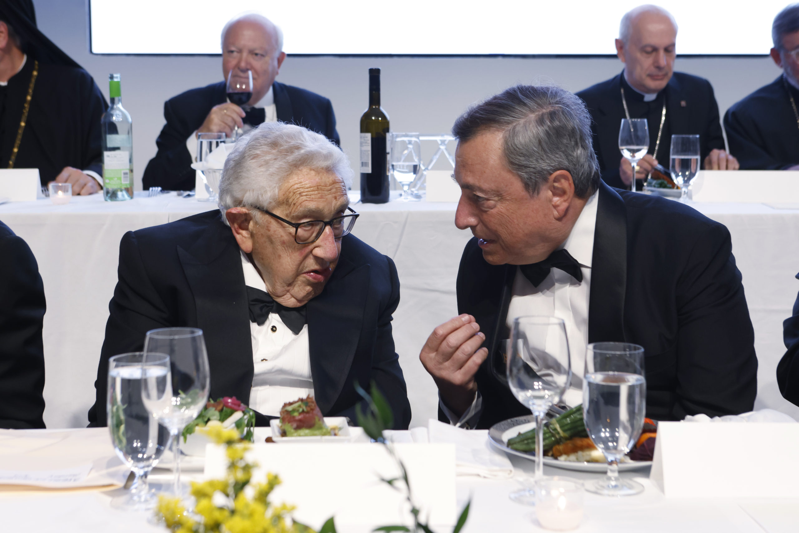 Kissinger forsøker rake kastanjene ut av ilden for Kina&nbsp;<span>(+)</span>