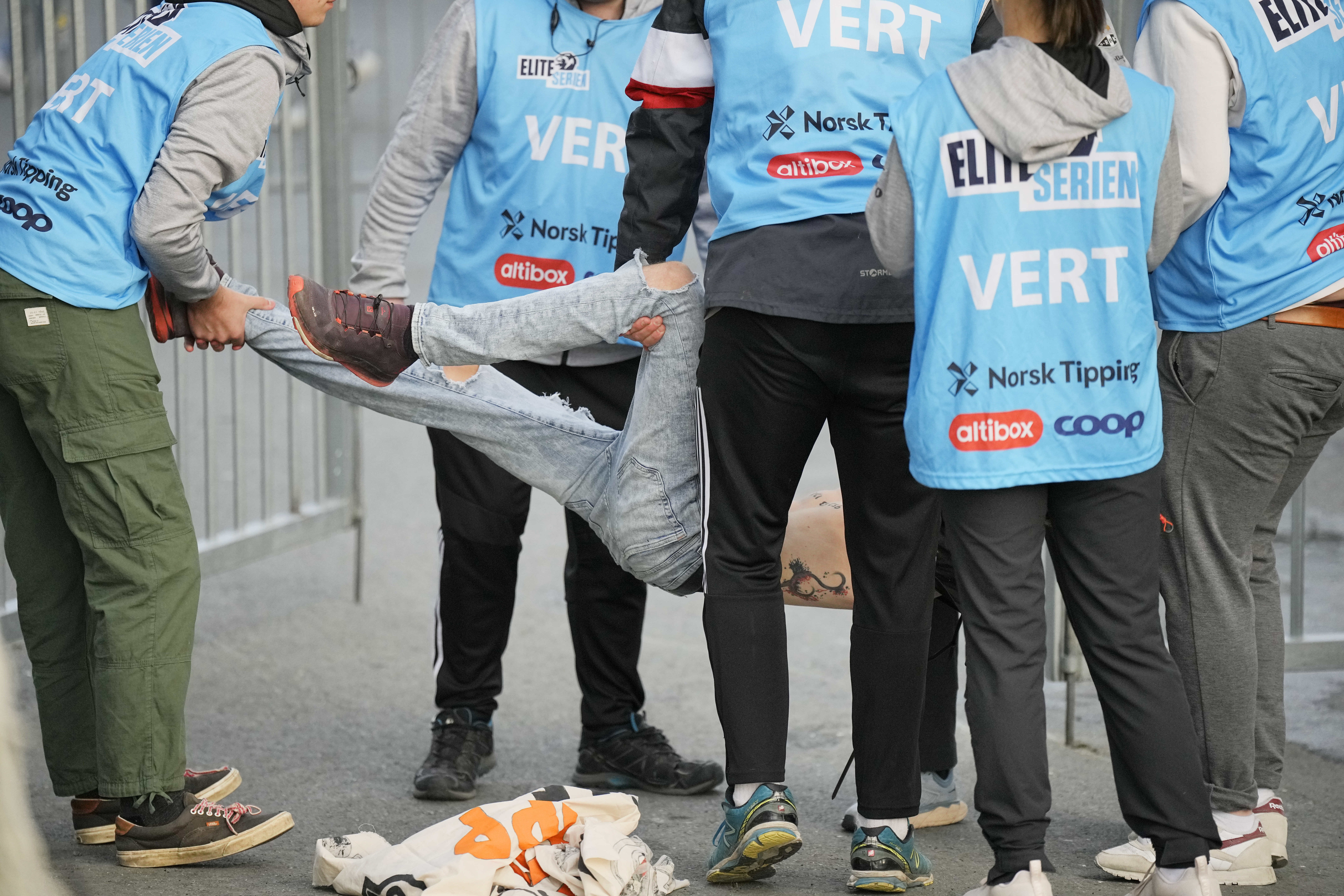Politiet hadde ikke lov til å kroppsvisitere klimaaktivister som blokkerte trafikken&nbsp;<span>(+)</span>