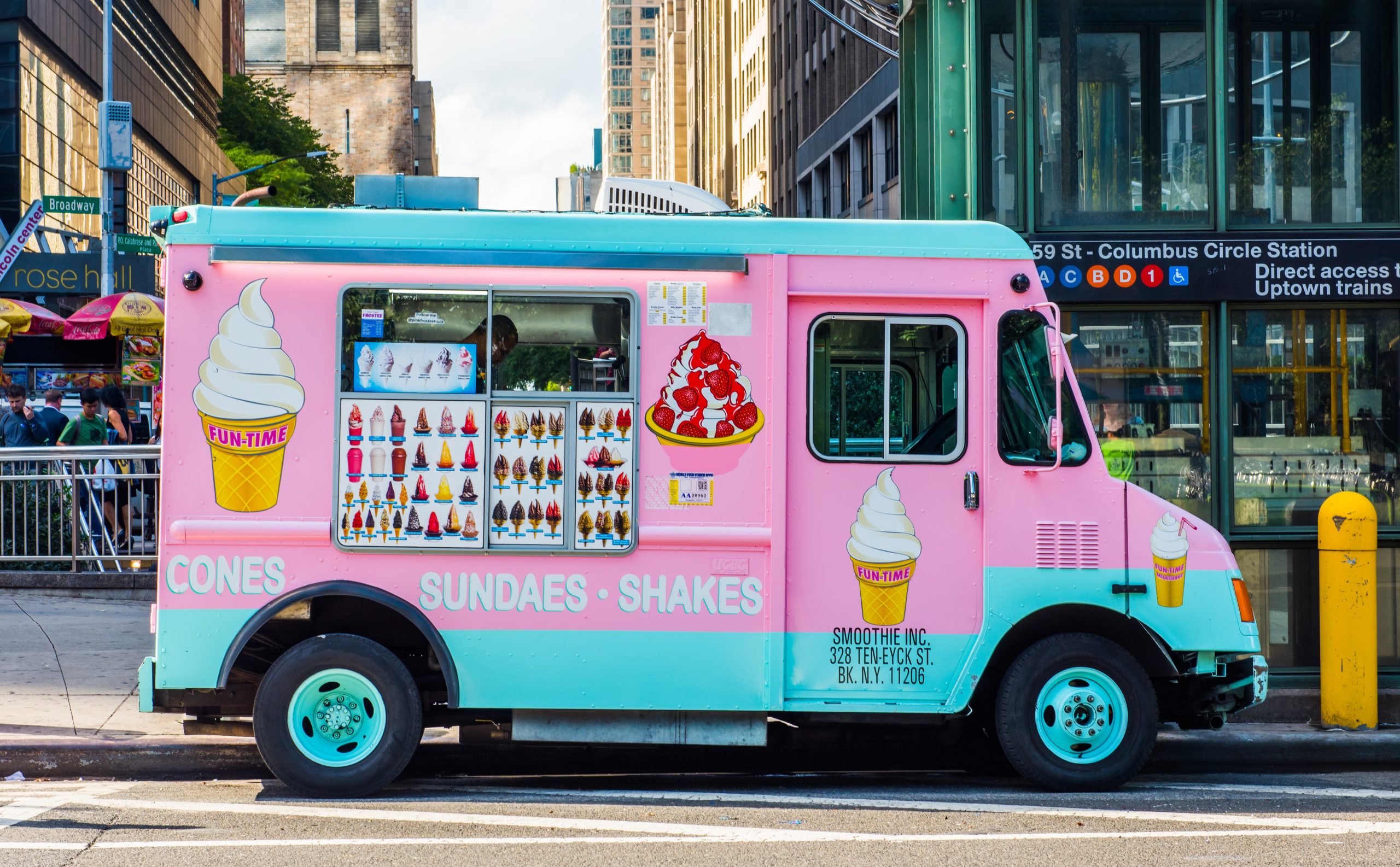 Мороженщик на компьютере. Монстр трак фургончик мороженого. Розовый фургончик с мороженым. Фургон с мороженым Кипр.