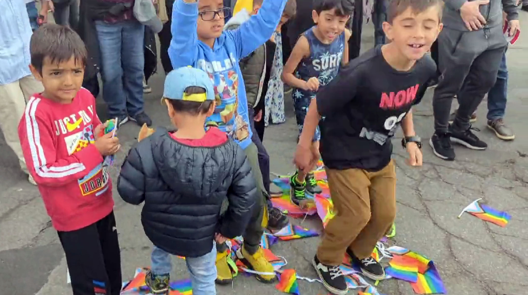 Canada: Mødre i hijab jubler for barn som tramper på LHBTQ-flagg&nbsp;<span>(+)</span>