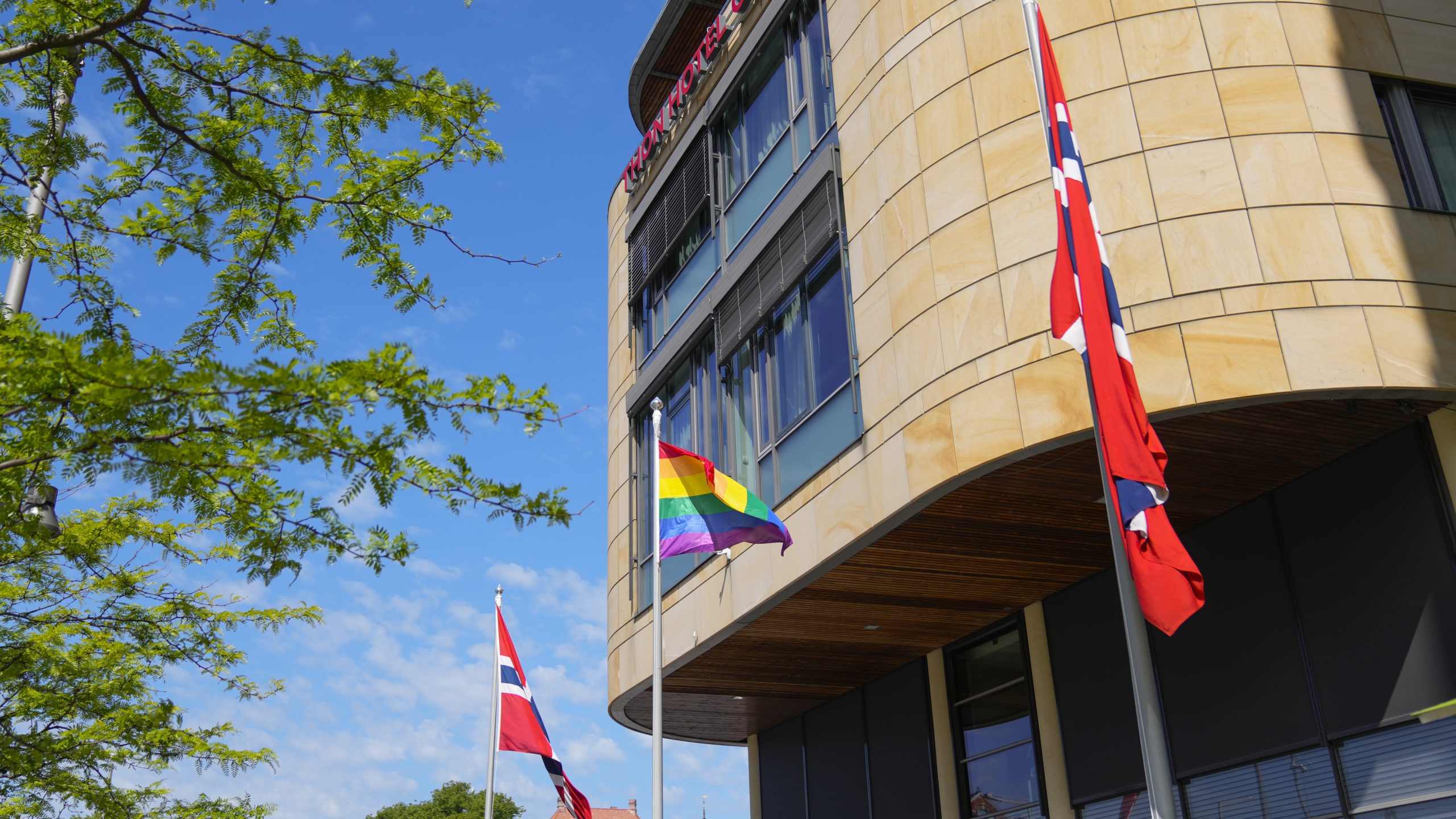 Skole i Ålesund heiser Pride-flagget igjen etter først å ha tatt det ned&nbsp;<span>(+)</span>