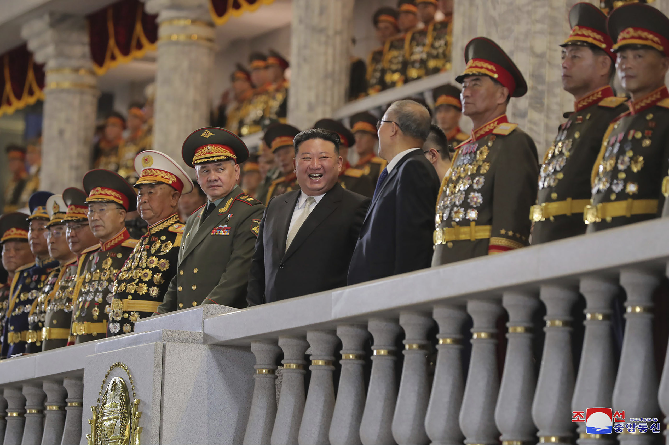 Toppfolk fra Russland og Kina på Nord-Koreas militærparade&nbsp;<span>(+)</span>