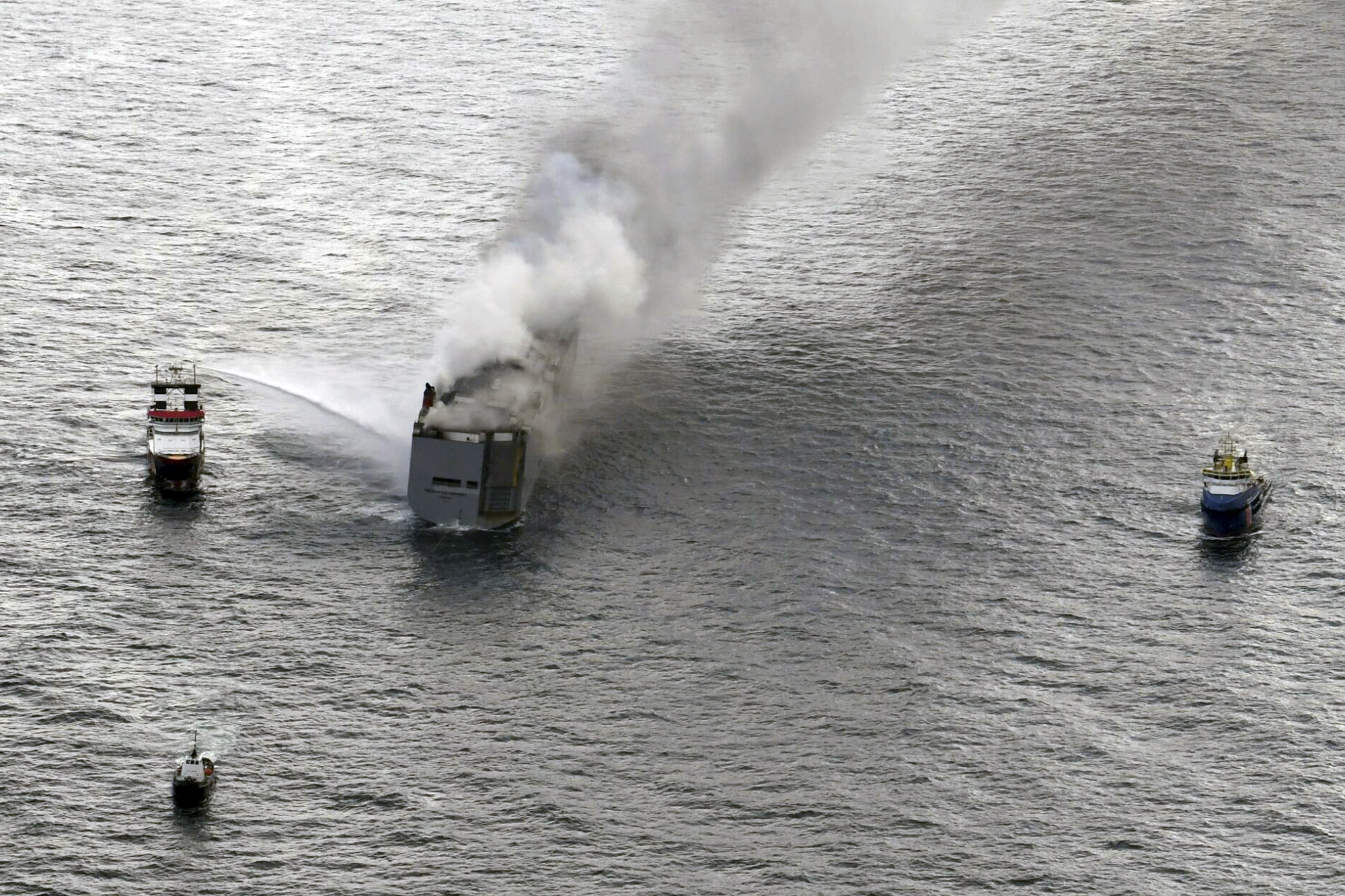 Brannen på «Fremantle Highway» truer med å bli en enda større økologisk katastrofe&nbsp;<span>(+)</span>