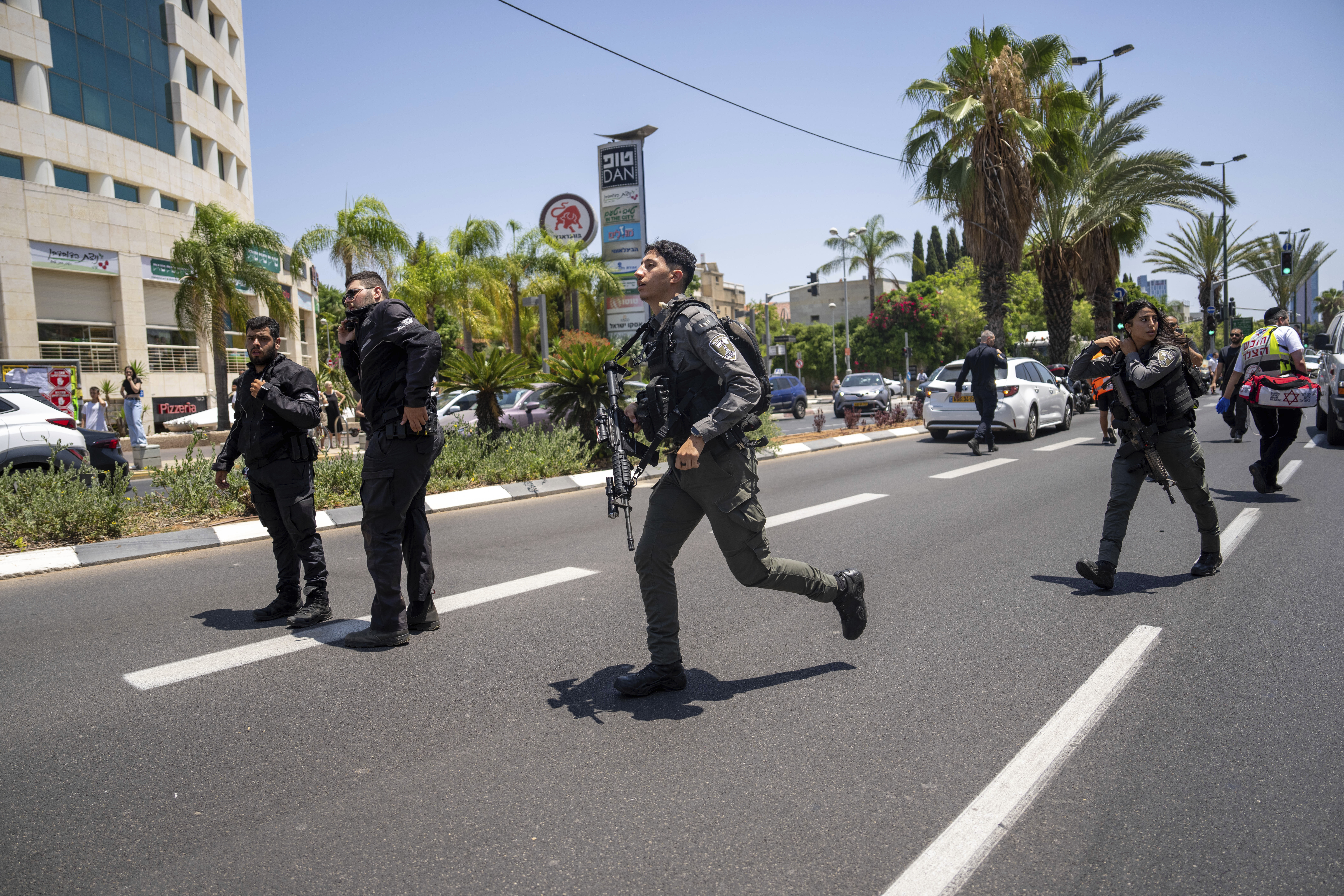 Bil ble kjørt inn i folkemengde i Tel Aviv - flere personer skadet&nbsp;<span>(+)</span>