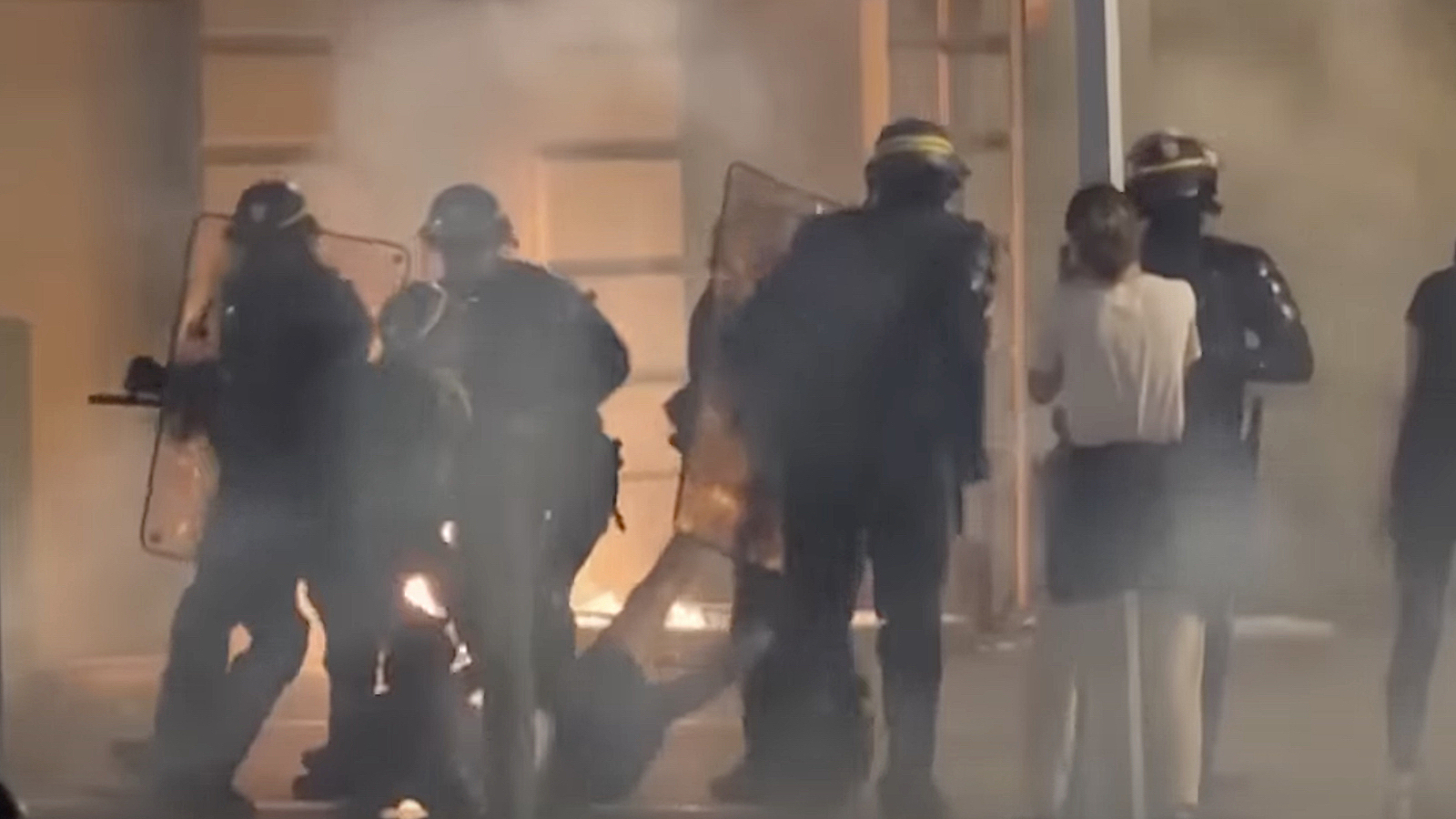 27-åring drept under opptøyer i Frankrike, sannsynligvis truffet av politikule&nbsp;<span>(+)</span>