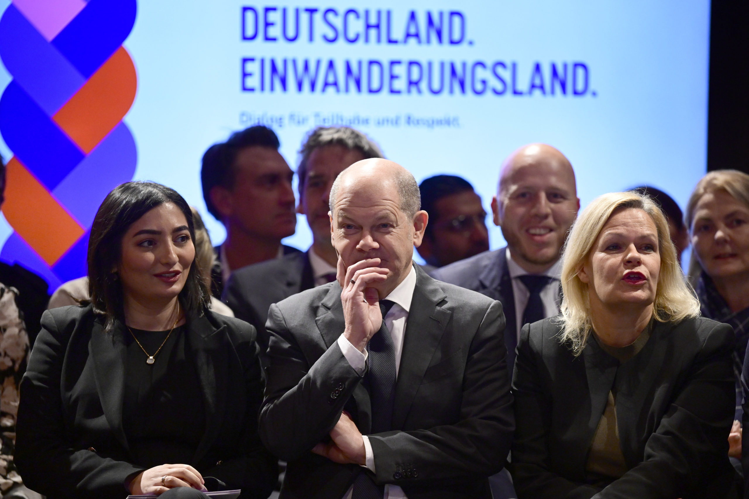 Å snakke om befolknings­utskiftning er OK i Tyskland hvis du har migrasjons­bakgrunn&nbsp;<span>(+)</span>