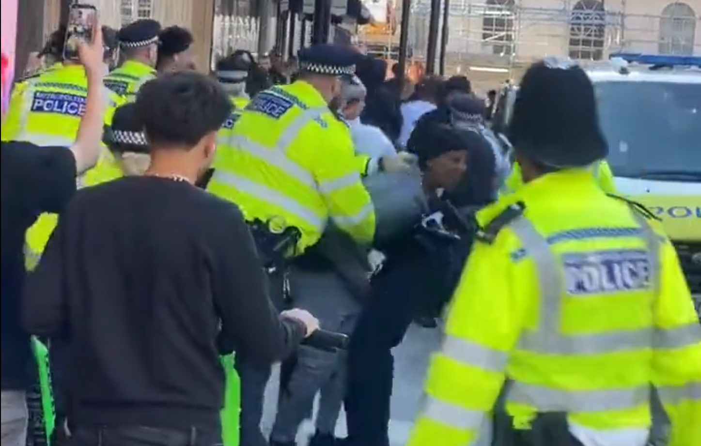 London: Kaos efter opp&shy;fordring på sosiale medier til masse&shy;plyndring i Oxford Street&nbsp;<span>(+)</span>