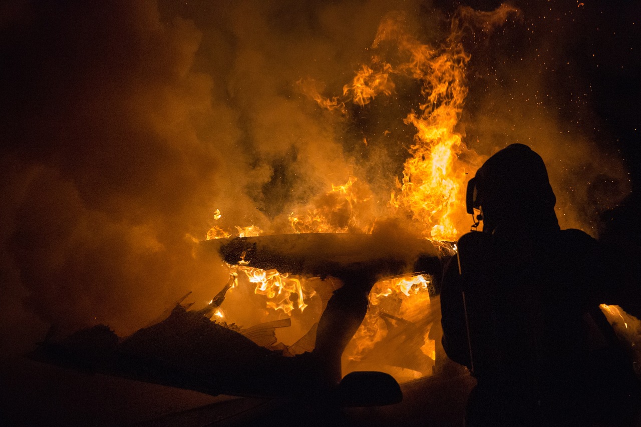 Sverige: Justisministeren aksepterer at politiet passivt ser på bilbrenninger&nbsp;<span>(+)</span>