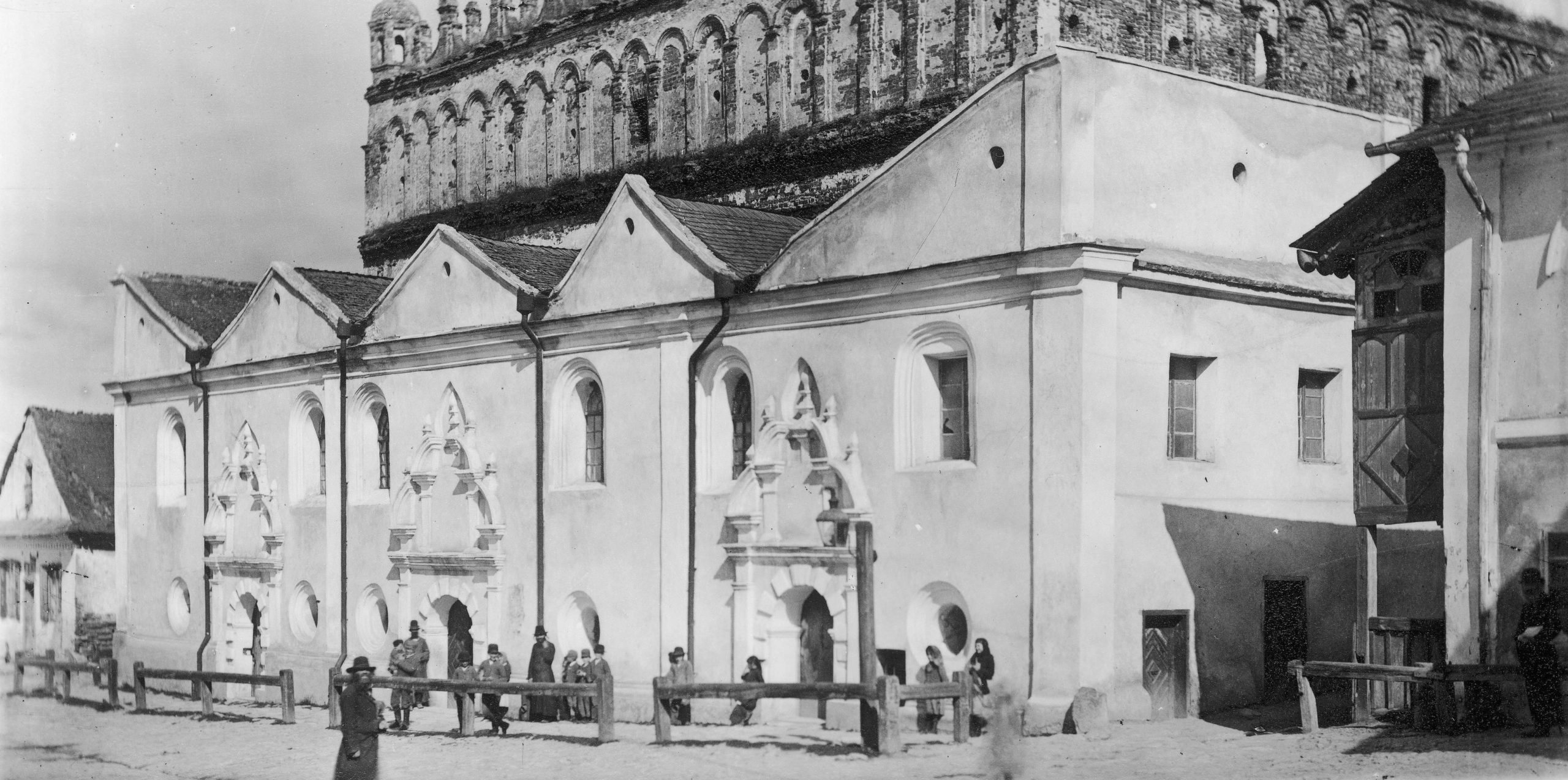 Den store synagogen i Zółkiew, fotografert c.1900-25.&nbsp;<span>(+)</span>