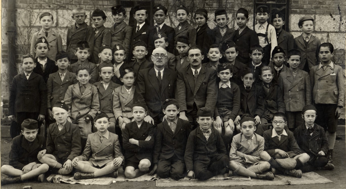 Jødiske skole-elever i Miskolc, Ungarn, 21. april 1942.&nbsp;<span>(+)</span>