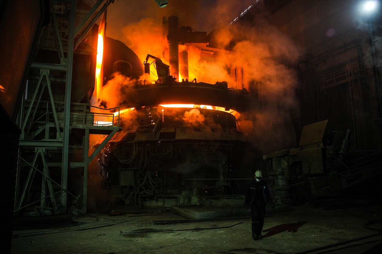 Stor brann i industribygg utenfor Stockholm er trolig påsatt&nbsp;<span>(+)</span>
