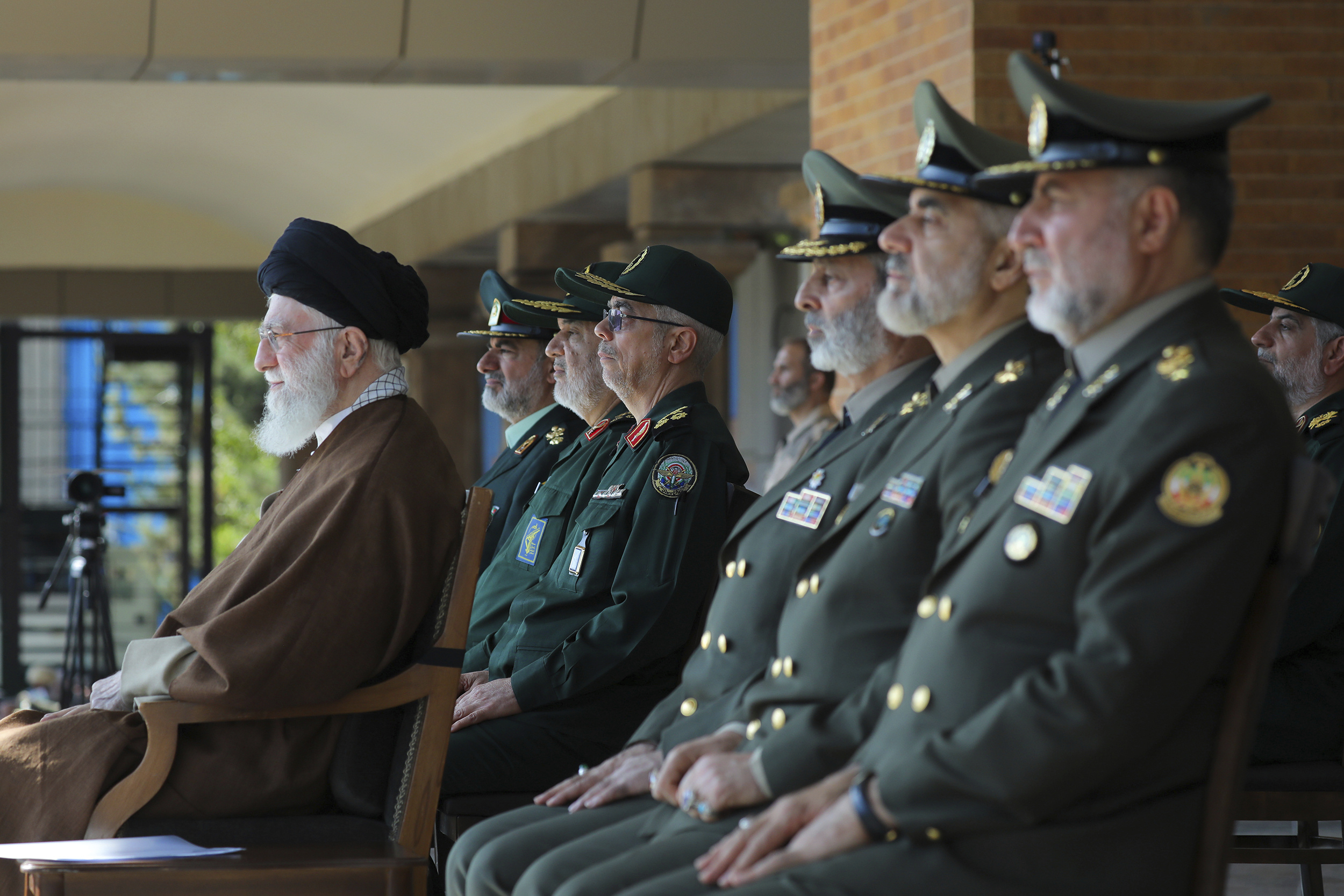 Khamenei: Vi kysser hendene til de som planla angrepene&nbsp;<span>(+)</span>