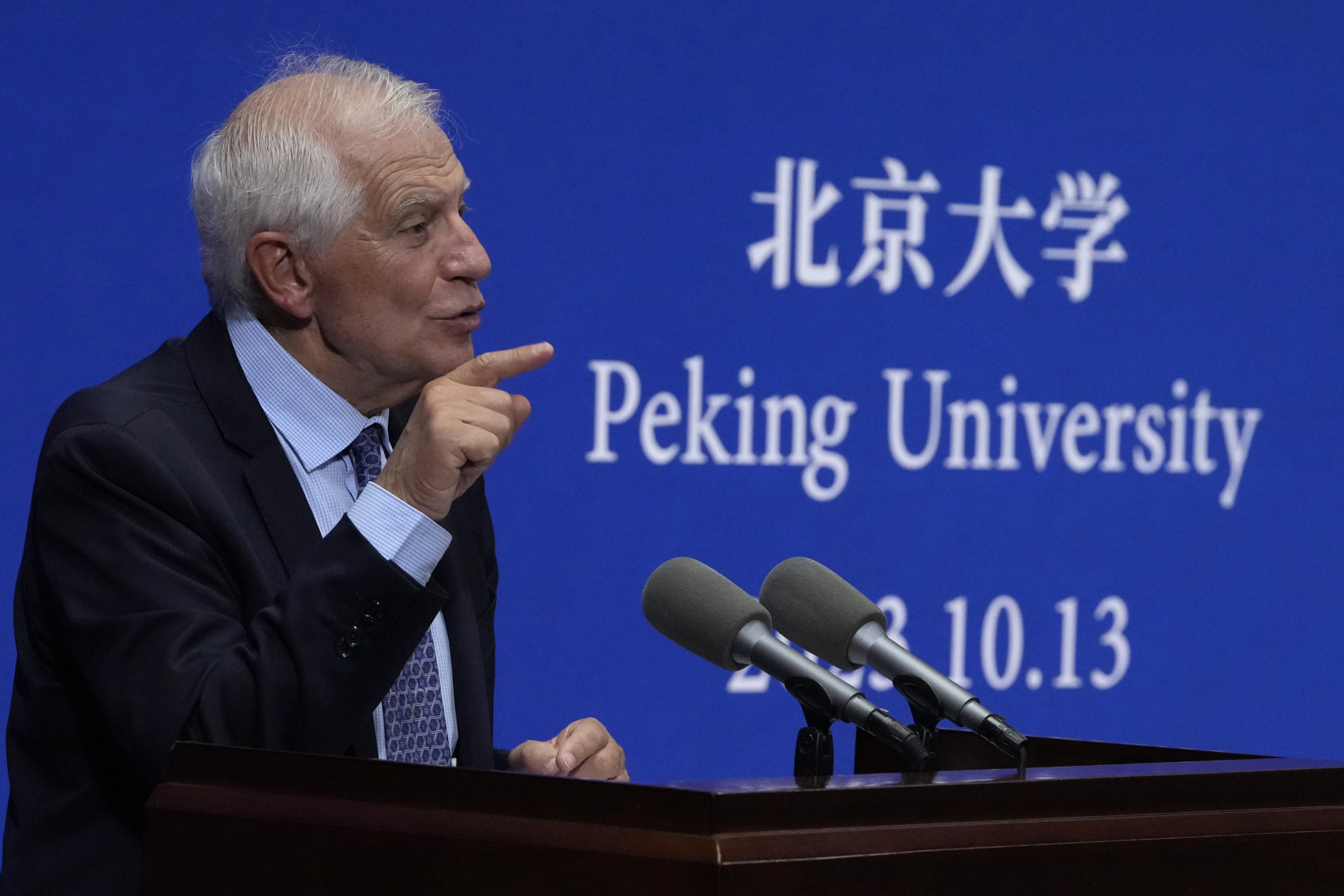 Borrell kaster seg i armene på Kina&nbsp;<span>(+)</span>