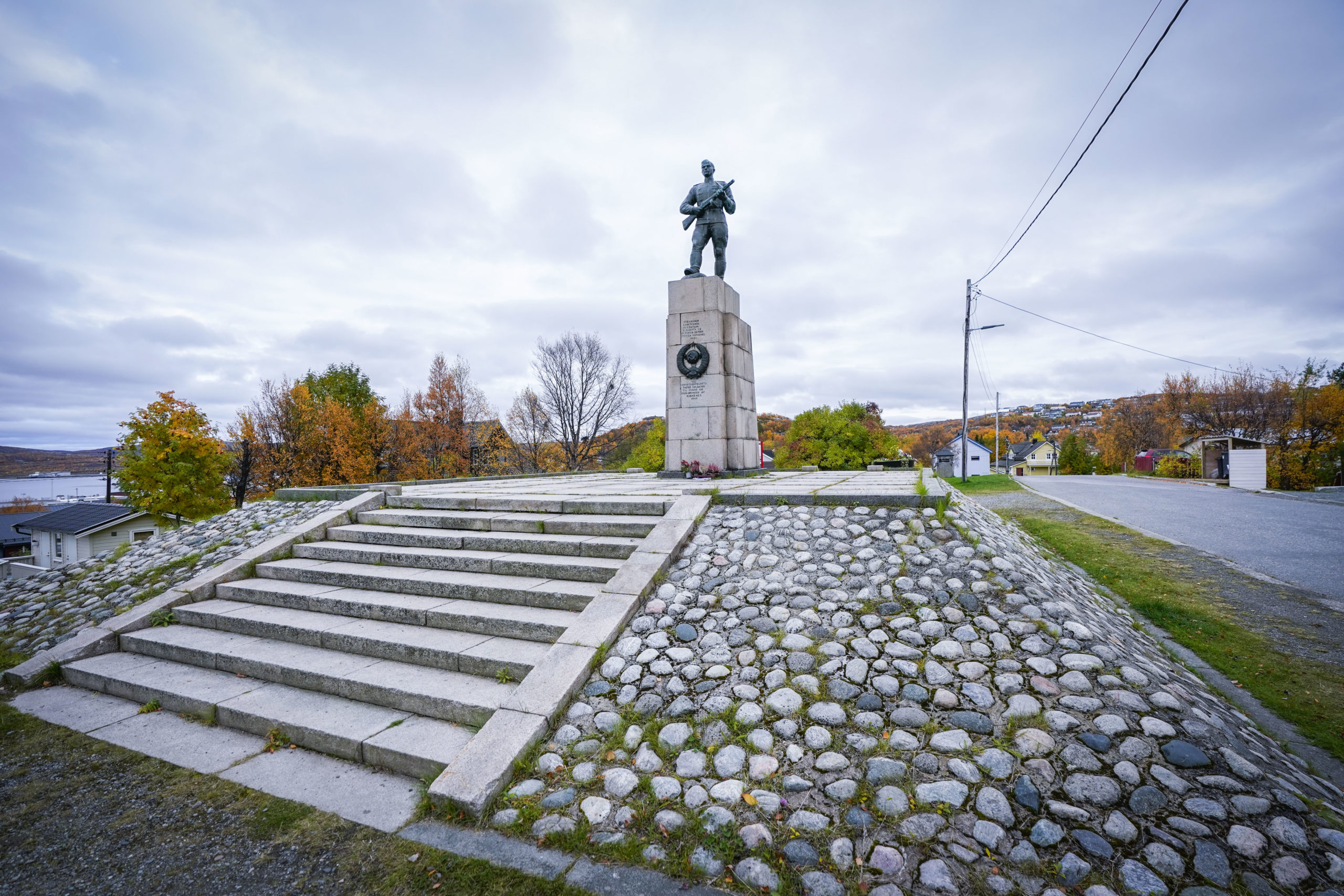 Høyre-ordfører fjerner russisk krans ved Fri&shy;gjøringsmonumentet i Kirkenes&nbsp;<span>(+)</span>