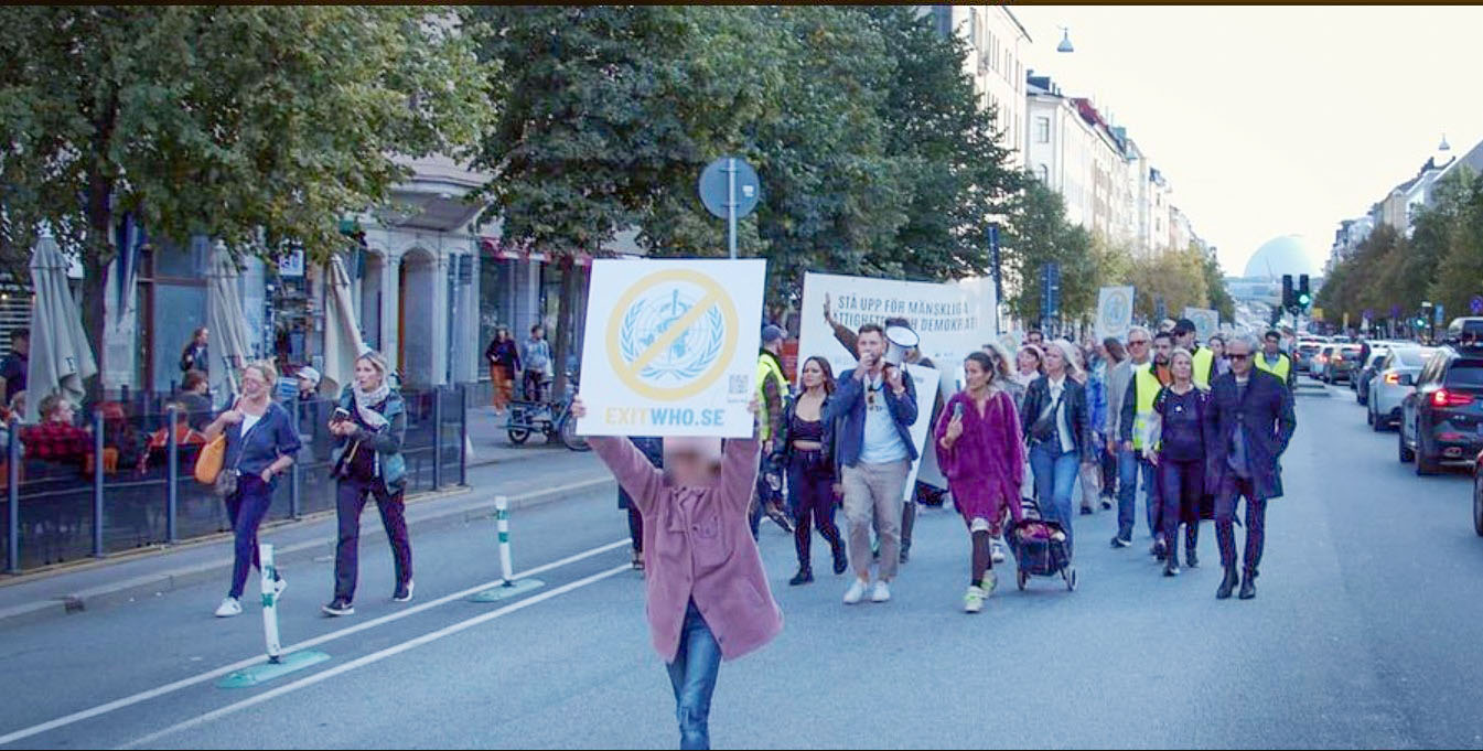 To tusen demonstrerte i Stockholm med krav om at Sverige forlater WHO&nbsp;<span>(+)</span>