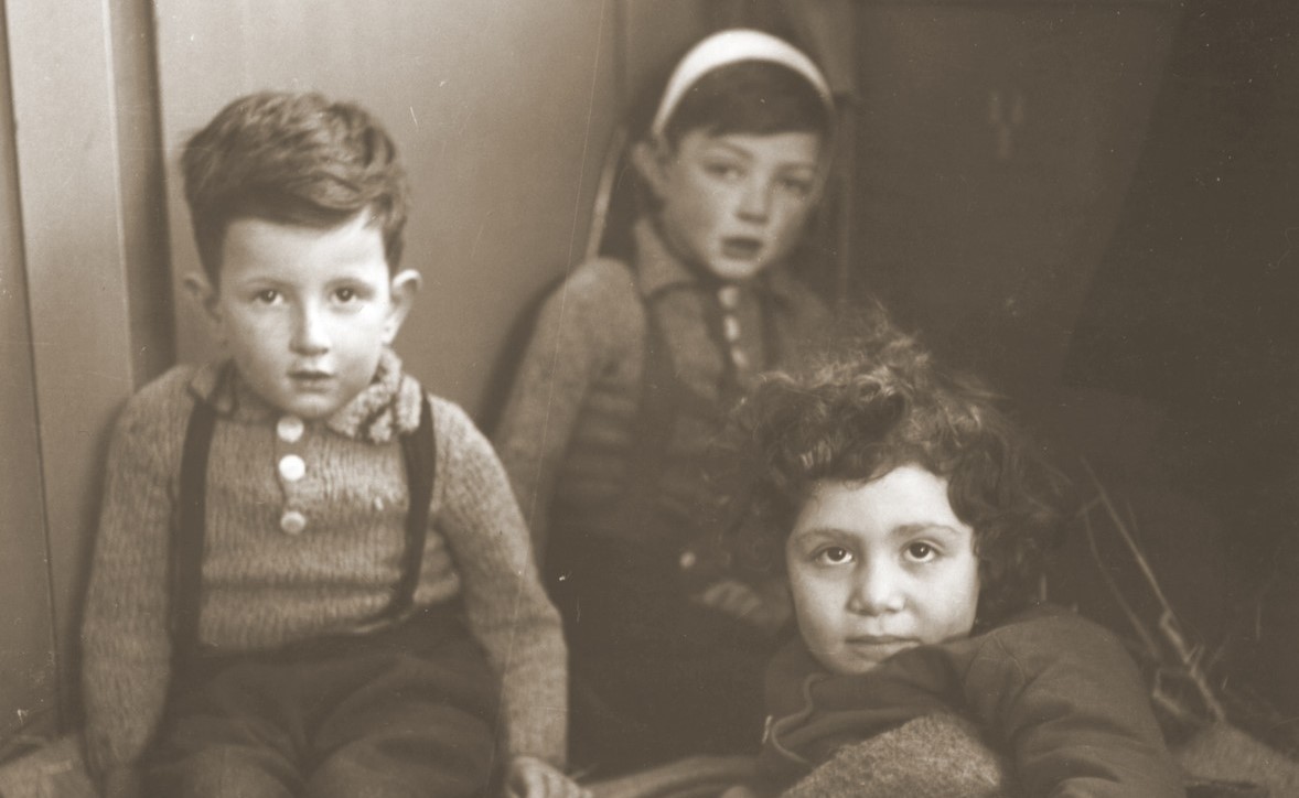 Tre jødiske barn reddet fra Theresienstadt fremme i Sveits, 11. februar 1945.&nbsp;<span>(+)</span>