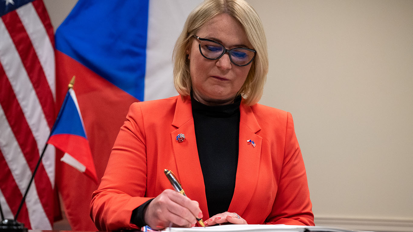 Tsjekkias forsvars&shy;minister Jana Černochová vil ikke være med i et FN som støtter terrorisme&nbsp;<span>(+)</span>