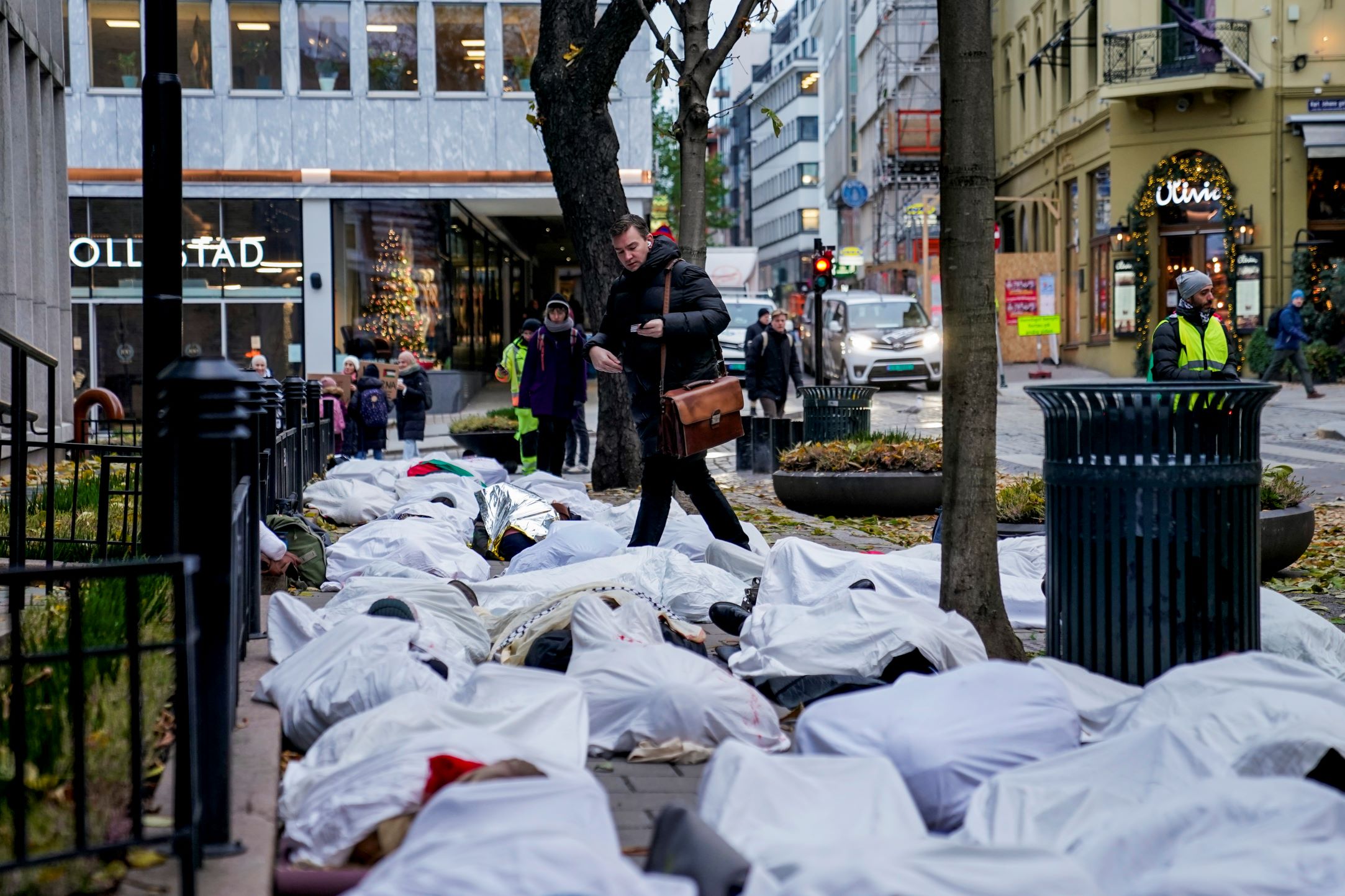 Demonstranter i likposer utenfor Stortinget krever anerkjennelse av Palestina&nbsp;<span>(+)</span>