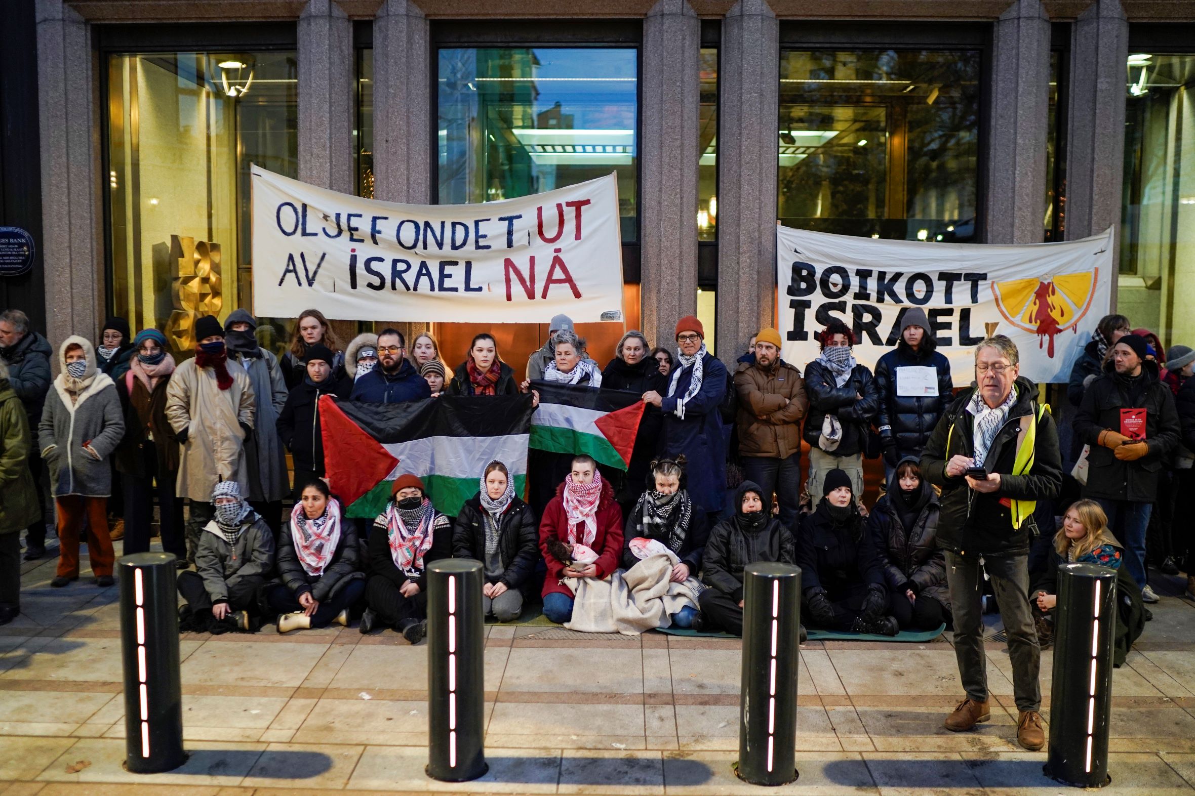 Palestina-demonstranter sperrer inngangen til Norges Bank&nbsp;<span>(+)</span>