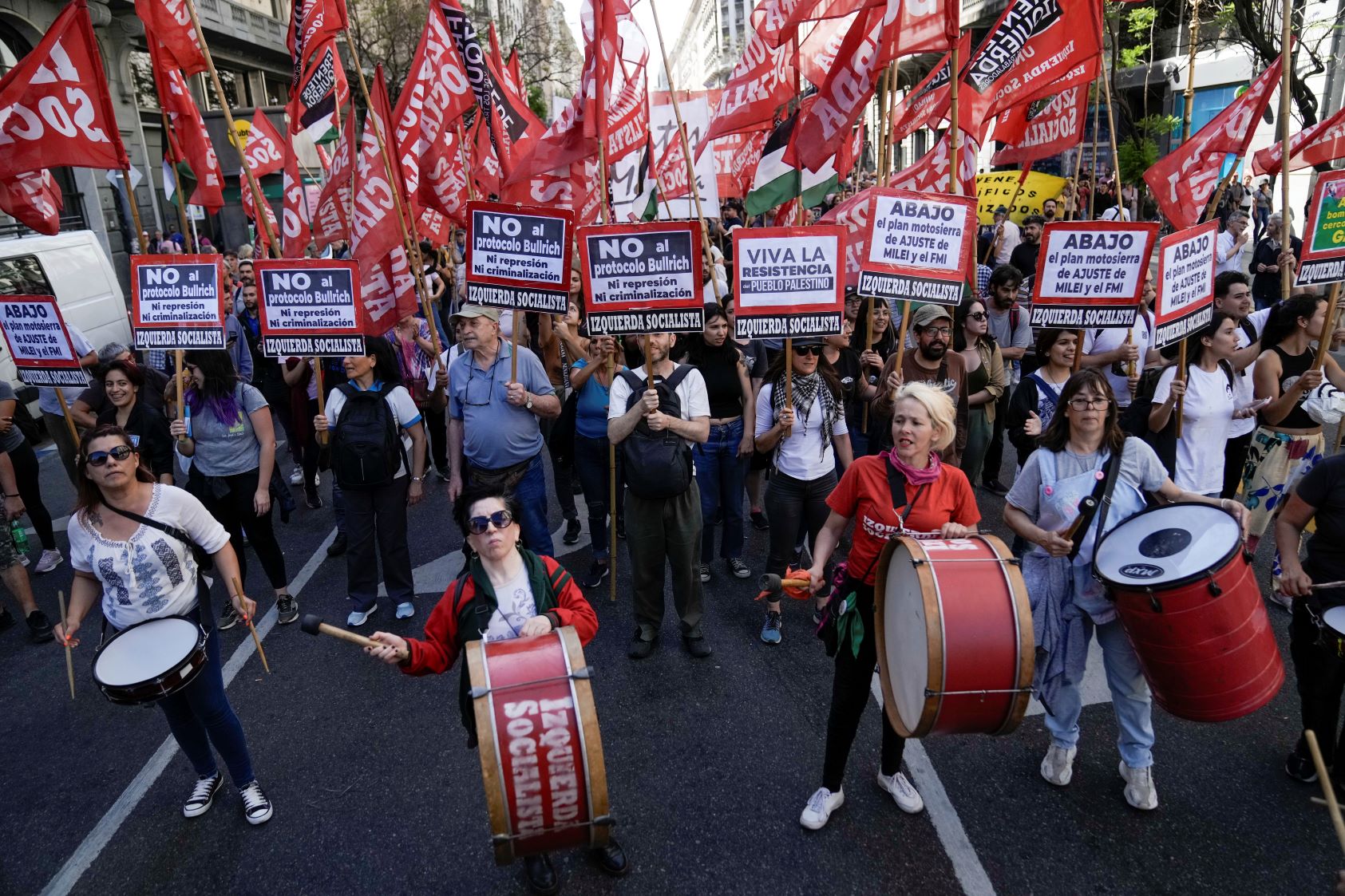 Store protester mot økonomisk «sjokkterapi» i Argentina&nbsp;<span>(+)</span>