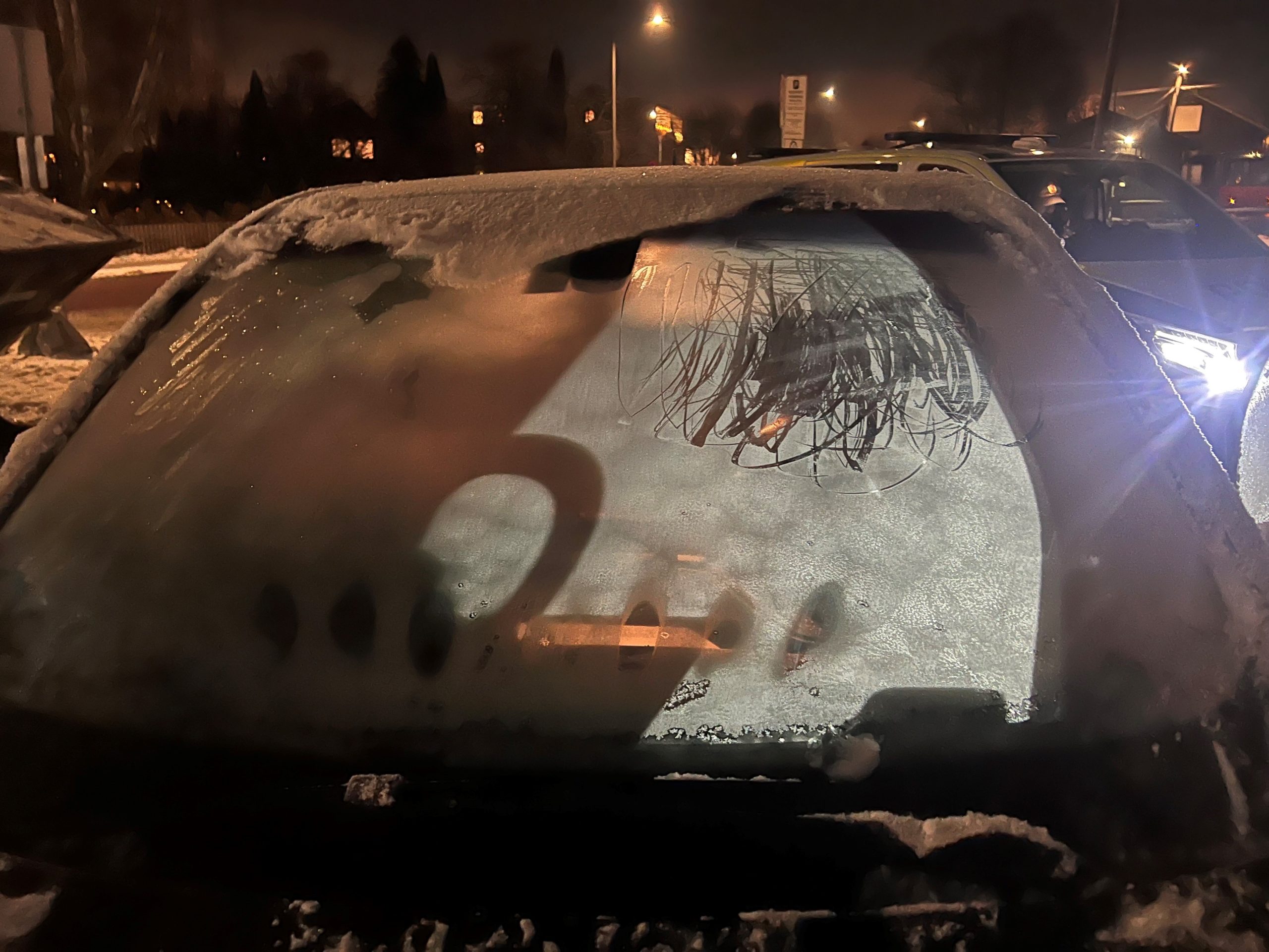 Elbilfører med isete ruter til politiet: – Ville varme opp motoren&nbsp;<span>(+)</span>